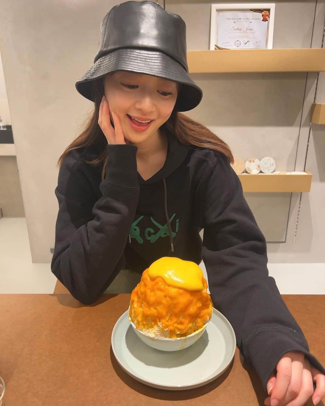 中城あすかさんのインスタグラム写真 - (中城あすかInstagram)「夏が終わって今年初のかき氷🍧  今年の夏にかき氷を食べたくて暑い中、自転車で大移動して3軒まわったのに全部臨時休業で行けなかった日を思い出す🤭  期間限定のかぼちゃのかき氷が今週までと聞いて急いで🎃  最近、かぼちゃや栗や芋が好き！  #かき氷 #かぼちゃのかき氷 #原宿 #明治神宮前 #東京 #東京グルメ #かき氷東京 #tokyo #harajuku」11月21日 11時07分 - asukanakajo