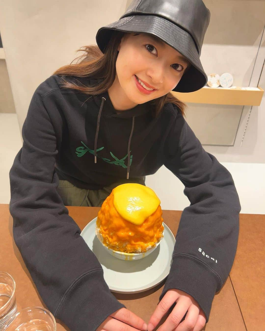 中城あすかさんのインスタグラム写真 - (中城あすかInstagram)「夏が終わって今年初のかき氷🍧  今年の夏にかき氷を食べたくて暑い中、自転車で大移動して3軒まわったのに全部臨時休業で行けなかった日を思い出す🤭  期間限定のかぼちゃのかき氷が今週までと聞いて急いで🎃  最近、かぼちゃや栗や芋が好き！  #かき氷 #かぼちゃのかき氷 #原宿 #明治神宮前 #東京 #東京グルメ #かき氷東京 #tokyo #harajuku」11月21日 11時07分 - asukanakajo