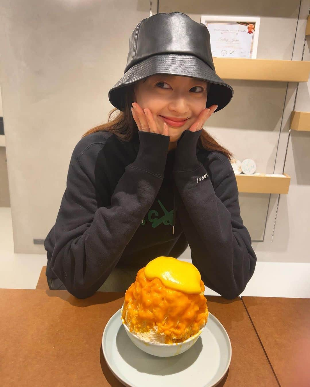 中城あすかのインスタグラム：「夏が終わって今年初のかき氷🍧  今年の夏にかき氷を食べたくて暑い中、自転車で大移動して3軒まわったのに全部臨時休業で行けなかった日を思い出す🤭  期間限定のかぼちゃのかき氷が今週までと聞いて急いで🎃  最近、かぼちゃや栗や芋が好き！  #かき氷 #かぼちゃのかき氷 #原宿 #明治神宮前 #東京 #東京グルメ #かき氷東京 #tokyo #harajuku」