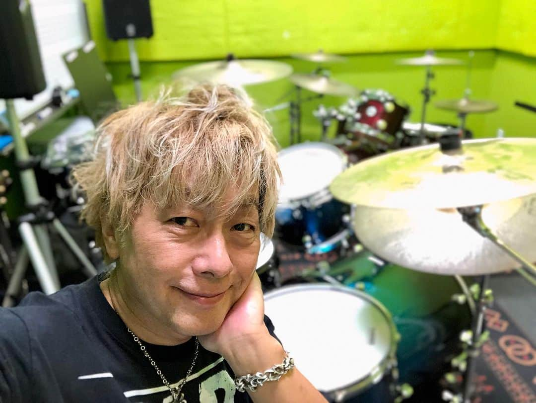 小柳“Cherry”昌法のインスタグラム：「どもです！🤟 今日も"モグラくん！"してます。。。 夜までGAMBAっす！！ 😉 #小柳Cherry昌法 #drummer_cherry #ドラマー #tamadrums #zildjian #aspr #洗足学園音楽大学」