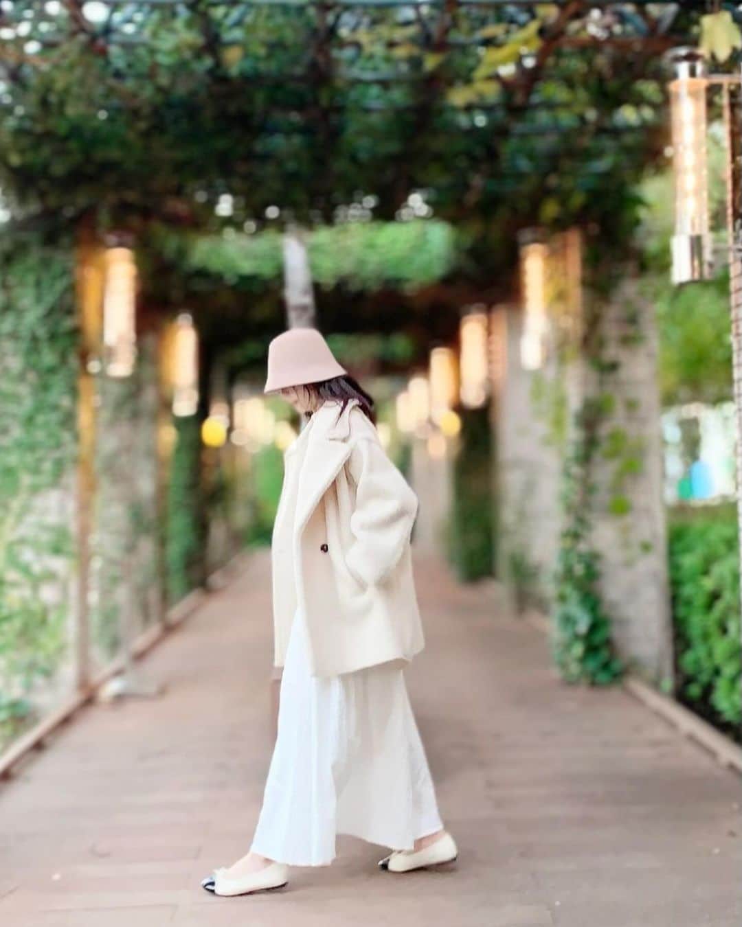 大桃美代子のインスタグラム：「急に冬に突入ですね。  朝晩の冷え込みが関東でも感じます。  新潟は山に雪が降ったり、  「いよいよだな」と引き締まります。  クリスマス前にショーウィンドウも華やかになっていますね。  冬のコートは、ムートンタイプにしてみました。  ホワイトコーデは今年も人気みたいですよ。  寒さを楽しみにできるのがファッション。  冬＝寒い、ではなく  冬＝楽しい、に変えられる意識。  冬の雪が降るから、田んぼに水が豊かになり、  稲が育つ。  マイナスに見えることの反対に、プラスが潜んでいる。  美しい雪景色や夜の星空を楽しむためのコート。  どこに行こうか、ワクワクします。  ファッション先にある感情を感じてみる。  季節より先に洋服をイメージする。  未来を先取りです。  自分を大切にする。  小さなことからできるので、  やってみてくださいね。 #冬コーデ#ムートンコート#帽子#ホワイトコーデ #Per sist ence #パーシエンス #Per sist ence公式アンバサダー #Persistence#persistenceフォトコン」