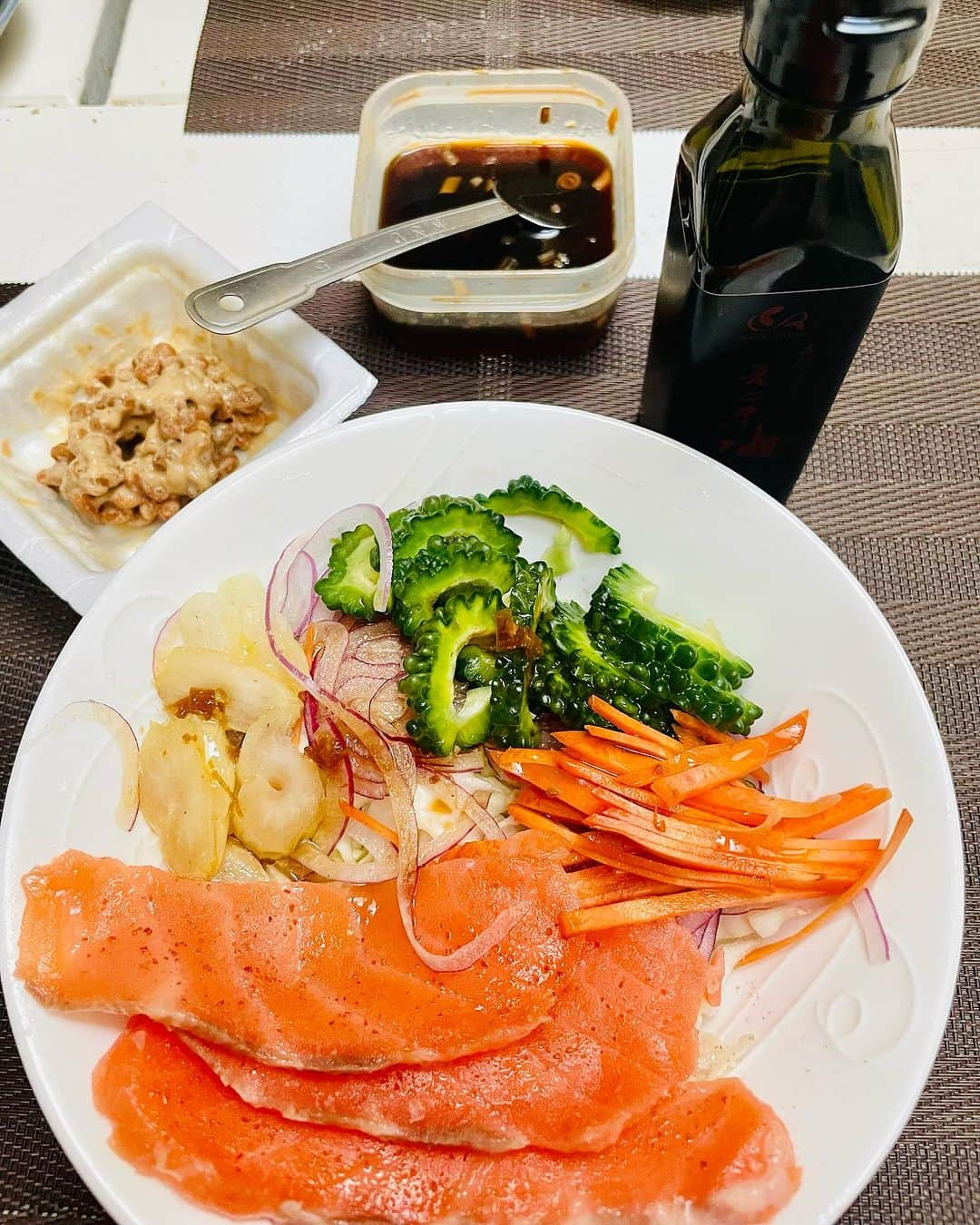 黒田愛美さんのインスタグラム写真 - (黒田愛美Instagram)「【理想のサラダ🥗とは】  今月の東京はバタバタしていて マミー🍽️あまり食べれなく ダイエットもあり、 ヘルシーな🥗ばかり作ってた😆 ついでにマミーの分も😊  サラダ🥗は カラフルと品数 を意識しています❤️🧡💛💚💖 あとはできれば 2種類くらいのタンパク質🐟🍗🥚 を入れたいですよね💛  あ、 あとドレッシングも大事‼️ いい油 （市販のドレッシングはほぼ100% オメガ6で作られているので、 オリーブオイルかオメガ3、 あるいはMCTオイルなどで 自分で作るべし❗️）  栄養素の濃いものは 基本カラフル（緑黄色野菜）💚❤️🧡💛 そして 品数多い方が 様々な栄養素を分散して摂れます😉  にんじんの🥕カロテンや トマト🍅のリコピン 緑野菜🥬🥦のビタミンCやポリフェノール などなど  #eathealthy  #私達は食べてるものでできている  #ヘルシーランチ #手作り弁当 #サラダランチ #ヘルシー家ご飯 #栄養療法  #アスリート医師 #アスリート女医 #トライアスリート女医 #分子栄養学認定医 #抗加齢医学会専門医 #アンチエイジング専門医 #美容アンチエイジング専門医 #黒田愛美」11月21日 11時14分 - kurodaaimi