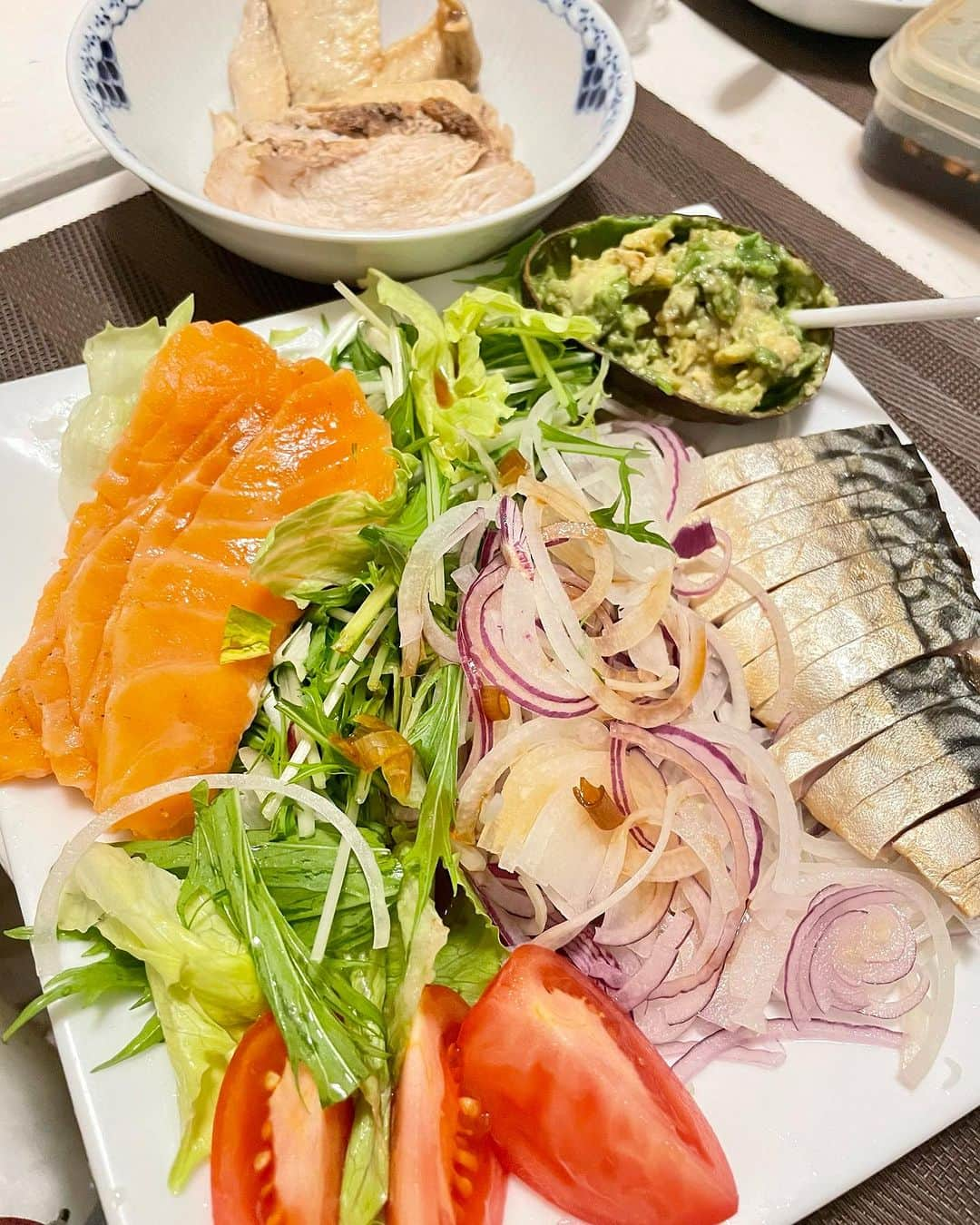 黒田愛美さんのインスタグラム写真 - (黒田愛美Instagram)「【理想のサラダ🥗とは】  今月の東京はバタバタしていて マミー🍽️あまり食べれなく ダイエットもあり、 ヘルシーな🥗ばかり作ってた😆 ついでにマミーの分も😊  サラダ🥗は カラフルと品数 を意識しています❤️🧡💛💚💖 あとはできれば 2種類くらいのタンパク質🐟🍗🥚 を入れたいですよね💛  あ、 あとドレッシングも大事‼️ いい油 （市販のドレッシングはほぼ100% オメガ6で作られているので、 オリーブオイルかオメガ3、 あるいはMCTオイルなどで 自分で作るべし❗️）  栄養素の濃いものは 基本カラフル（緑黄色野菜）💚❤️🧡💛 そして 品数多い方が 様々な栄養素を分散して摂れます😉  にんじんの🥕カロテンや トマト🍅のリコピン 緑野菜🥬🥦のビタミンCやポリフェノール などなど  #eathealthy  #私達は食べてるものでできている  #ヘルシーランチ #手作り弁当 #サラダランチ #ヘルシー家ご飯 #栄養療法  #アスリート医師 #アスリート女医 #トライアスリート女医 #分子栄養学認定医 #抗加齢医学会専門医 #アンチエイジング専門医 #美容アンチエイジング専門医 #黒田愛美」11月21日 11時14分 - kurodaaimi