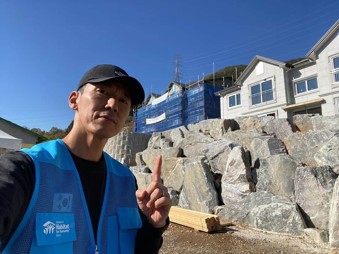 ジヌションのインスタグラム：「🇰🇷잘 될거야,대한민국! 션과 함께하는 독립유공자 후손을 위한 희망의 집 짓기 광양 15호집 오늘도 감사한 마음으로 열심히 지어보겠습니다!  ‘누군가는 해야 할 일이기에’ ⠀ #잘될거야대한민국 #815런 #2023_815런  #한국해비타트」