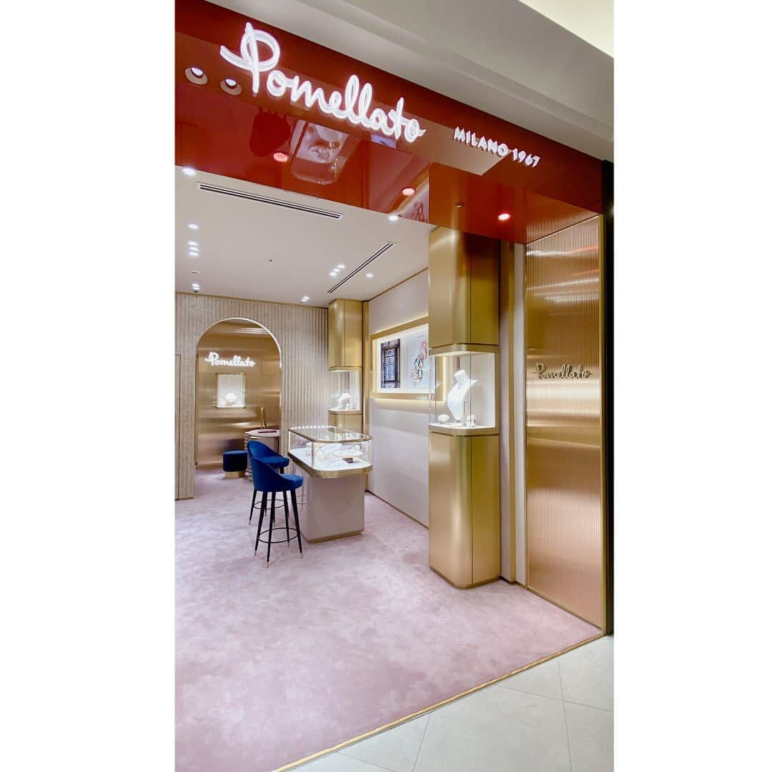 HANKYU.MODEさんのインスタグラム写真 - (HANKYU.MODEInstagram)「. POMELLATO RENEWAL OPEN At 6F International Boutiques Jewelry Gallery  「ポメラート」が、5Fから6Fに移設し、装いも新たにリニューアルオープン。 華やかながら落ち着きあるラグジュアリーなコンセプトのもとオープンする新ブティックは、「ポメラート」のミラノのルーツと豊かな金細工の伝統を讃えるデザインです。 生まれ変わった店内では、“ヌード”、“カテネ”、“イコニカ”、“Pomellato Together(ポメラート トゥギャザー)”、“サッビア”などが揃う他、メゾンのハイジュエリーもいつでも楽しめる特別なブティックとなっています。  詳しくはプロフィールURLをチェック！@hankyumode  #POMELLATO #ポメラート #hankyumode #hankyu #阪急うめだ本店 #阪急本店 #うめはん #ファッション  #hankyumode23aw #天然石ジェエリー #jewelry」11月21日 12時00分 - hankyumode