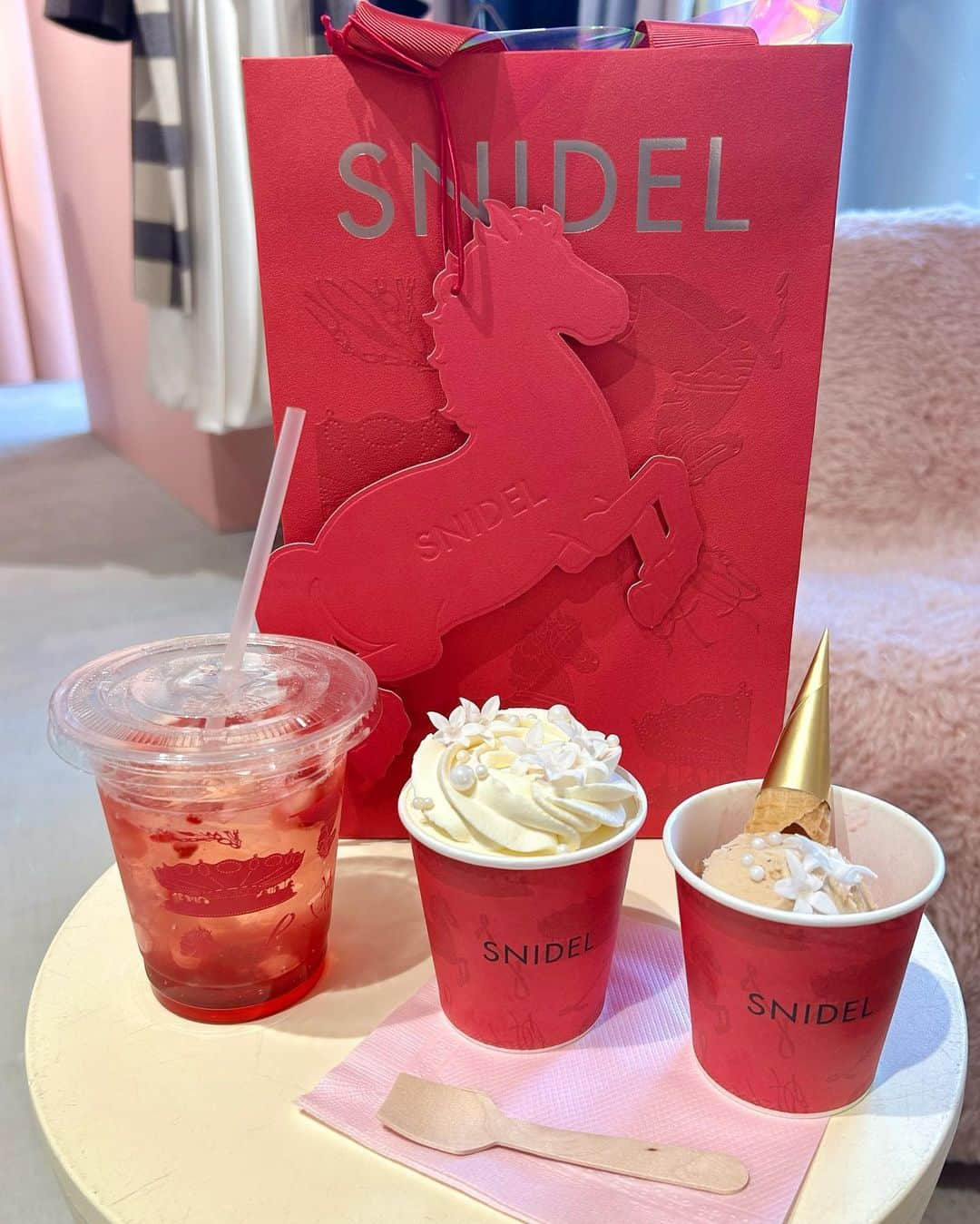 yurishonさんのインスタグラム写真 - (yurishonInstagram)「SNIDELのpopupへ⛄️💕 " SNIDEL Snow Magic Holiday " ⁡ ⁡ 冬にピッタリなホリデーコレクションは お出かけやデートにぴったりな お洋服と小物が揃っていて可愛すぎた❄️ ⁡ ⁡ クリスマスデートに使えそうなコスメもあって クリスマスがさらに楽しみになったよ🎄✨ ⁡ ⁡ 限定ショッパーは23日から お店でもらえるみたい♡ ⁡  @snidelbeauty  @snidel_official  #SNIDEL#スナイデル#23WinterSNIDEL#snowmagicholiday#POPUP#PR」11月21日 11時28分 - yurishon