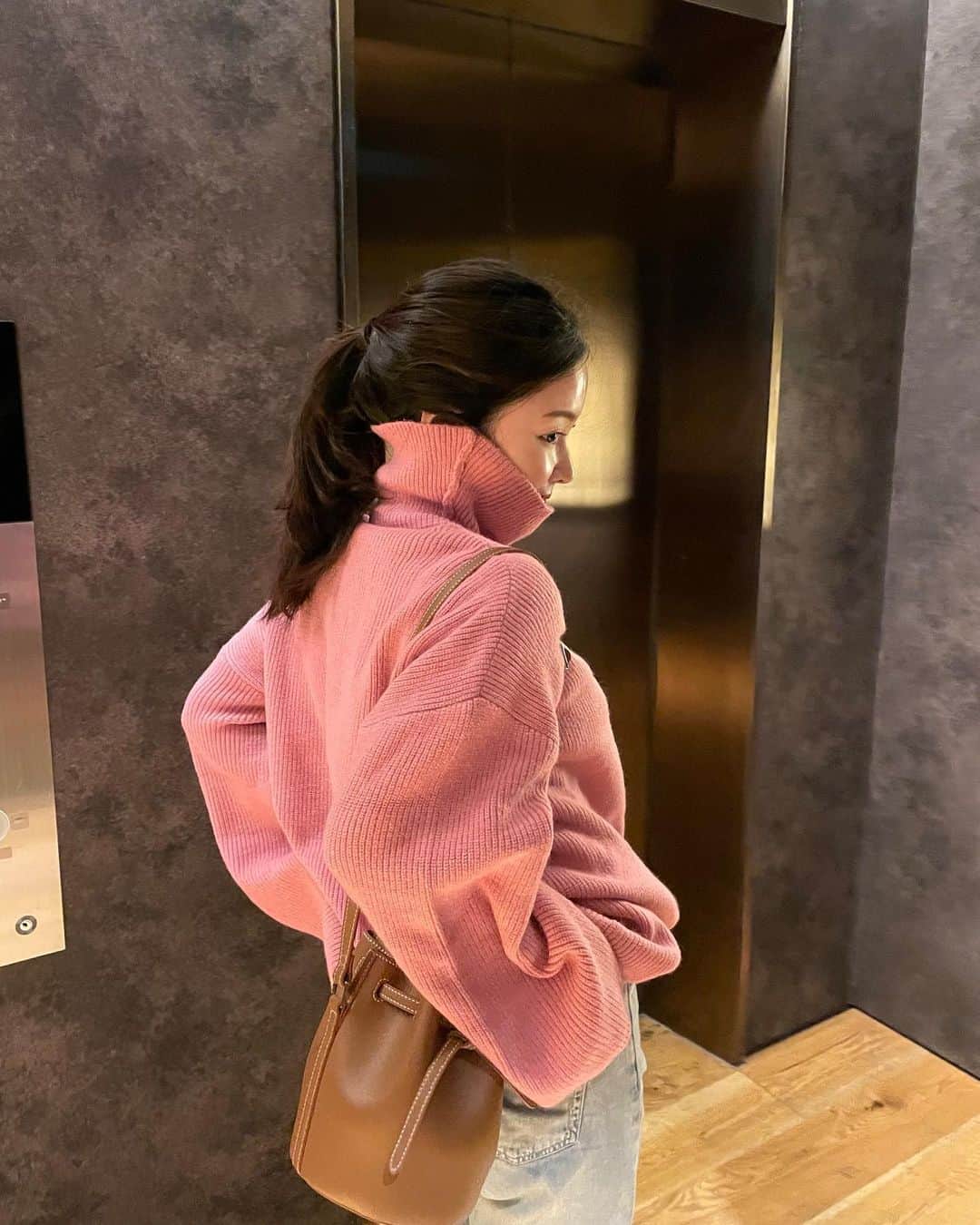 minari_224のインスタグラム：「🤍 THE_B夕方に行ったらアサイーボウルは売り切れてたけどスムージー並ばずに買えた◎ スタッフのお姉さんがおすすめしてくれて、スムージーにグラノーラ（私はココナッツチップスも）トッピングしてほぼアサイーボウルに🥺🥣🤍 おいしかったまた行きたい🫶🏻🤍🤍  🏷 denim : @poloralphlauren  bag : @vasic_japan   knit : @sheinofficial  商品ID▶︎22291550 size▶︎Ｌ クーポンコード▶︎ BFJP476（〜2023/12/31まで） #SHEIN #SHEINforAll #SHEINblackfriday #SHEINGoodFinds #loveshein #saveinstyle #PR」