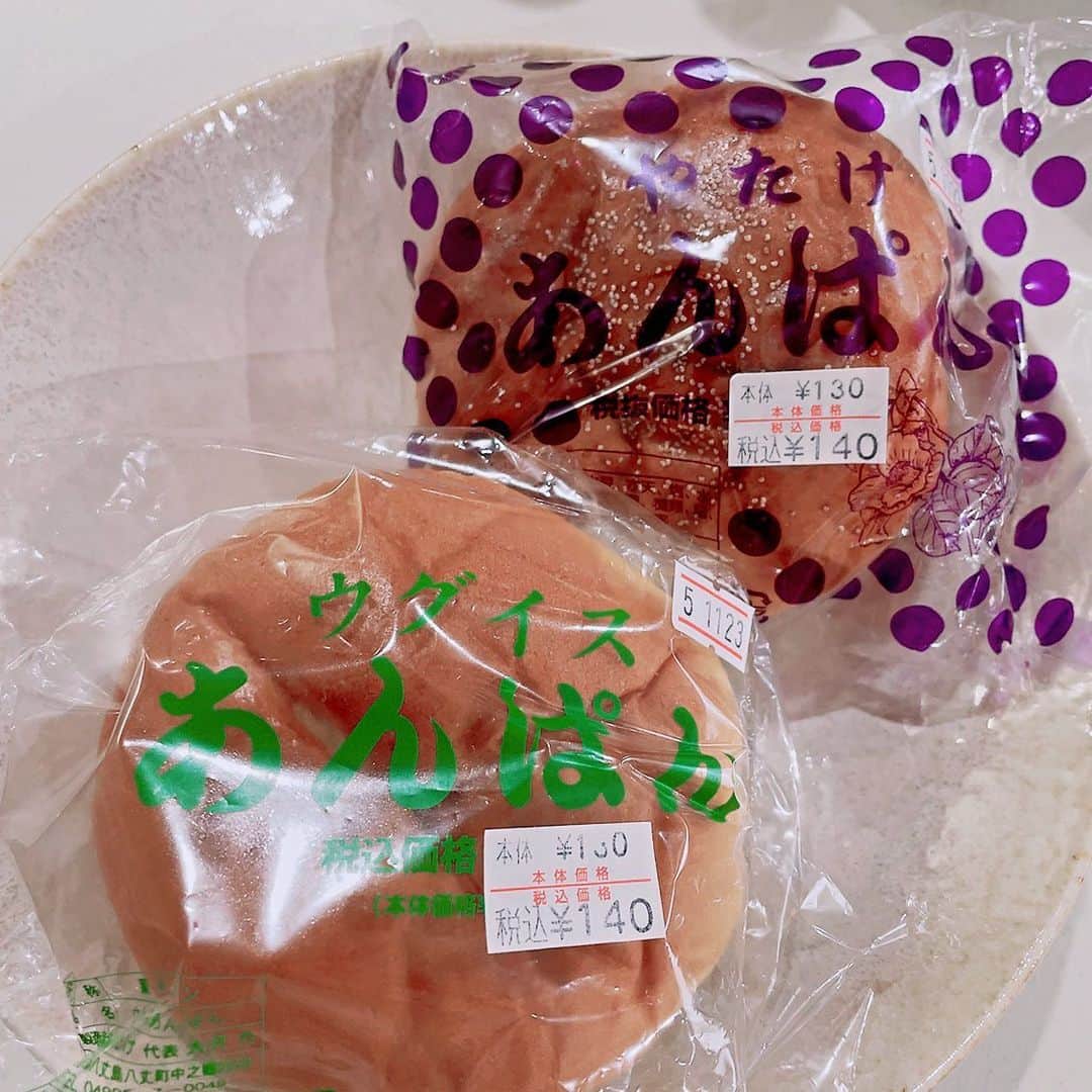 菊池桃子さんのインスタグラム写真 - (菊池桃子Instagram)「*  おやつに買ったパンが 絶妙に美味しくて感動しました。 生地の柔らかさ、きめ細やかさ、 餡の甘さ。  八丈島には他にも美味しいパン屋さんが 数件あるそうで、次回は制覇したい🍞🥖  #萌えパン🥐 #八丈島 #やたけ  #写真は家族へ #4つ買って来ました #きなこ、クリーム、カレー、白あんも人気 #メロンパンの中に！🥰」11月21日 11時24分 - momoko_kikuchi_official