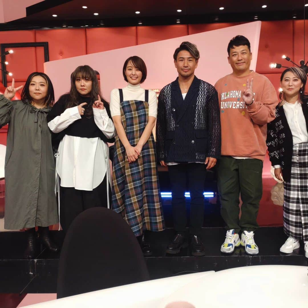 中村仁美さんのインスタグラム写真 - (中村仁美Instagram)「今夜８時からは 関テレさんのキメツケ！です  いい夫婦の日を前に 夫婦をテーマに 皆さんでお話したのですが…  ん？？ なんか、きっと、おそらく、 皆さんの思っていたトークとは 違う流れに？？😅  皆さんの優しさが 体中に染みた収録となりました😁  関西方面の方、是非📺  ※衣装は３枚目にタグ付けしてます  #関テレ #キメツケ  #やすとも　さん #友近　さん #魔裟斗　さん #藤崎マーケット田崎　さん  #関テレに行くとやらずにはいられないポーズ」11月21日 11時24分 - nakamura_hitomi_official