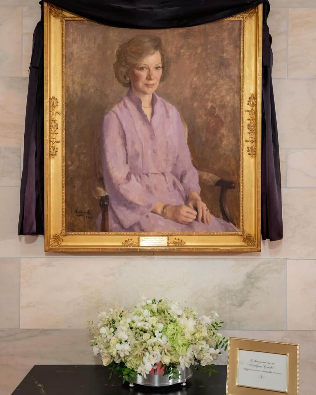 The White Houseのインスタグラム：「In loving memory of former First Lady Rosalynn Carter.  The thoughts and prayers of the Biden-Harris Administration are with President Carter and the entire Carter family.」