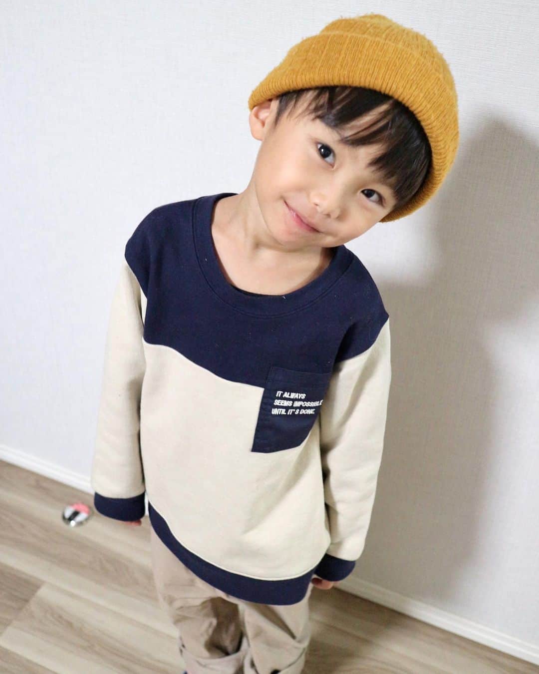 長谷川真美のインスタグラム：「#むすこーで 👦 は、#むーのんのん✨ @moononnon_official  着心地の良い素材で着心地よく シルエットもとても素敵💡 しっかりした記事で春先まで着れそう☺️ ネイビー✖️ベージュっのバイカラーで コーデも合わせやすくオシャレ💗  ✔︎ロゴ刺繍 ポケット トレーナー サイズ120cm/ベージュ  通学着からフォーマルまで 80-160cmまで展開✨ 全国の百貨店に店舗があるのでぜひ👦  そして💡 オフィシャルストアで使える 送料無料のクーポンコード貰ったよ☺️ ぜひ使ってね〜！ ↓↓↓↓↓  【nonnon1130】 （使用期間:12月17日23：59まで）  https://nonnon.jp/ @moononnon_official  #pr #インフルエンサーワークス #moononnon #むーのんのん #男の子コーデ #moononnonコーデ #キッズファッション #男の子ママ」