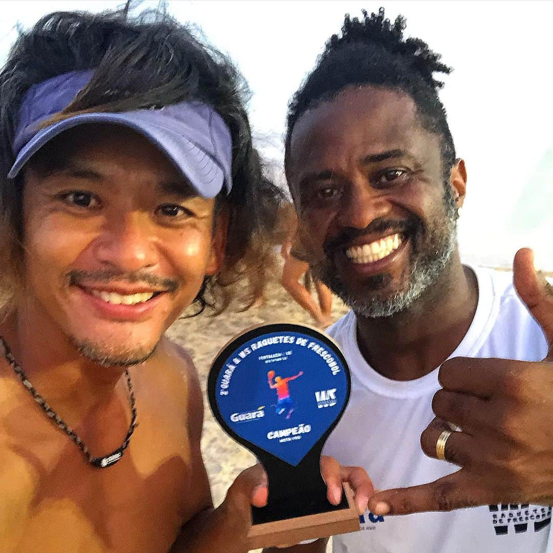 五十嵐恭雄さんのインスタグラム写真 - (五十嵐恭雄Instagram)「Na partida em Fortaleza não ganhei o prêmio que queria, mas ganhei um troféu de presente. kkk   Foi um dia muito emocionante, experimentando um estilo de jogo diferente do habitual. Muito obrigado pelos presentes!🇧🇷🇯🇵🏓  フォルタレイザでの試合で目標にしていた入賞はできなかだっけど、トロフィーをプレゼントされました笑🏆 そしてたくさんの人から色んなものをプレゼントされました！本当にありがとうございました！🙇  #fortaleza  #Frescoball #Frescobol #BRAZIL #日本代表 #スポーツ #アスリート #athlete #マッスル #muscle #sports #ビーチスポーツ #japan #日本  #羽子板 #マイナースポーツ」11月21日 11時32分 - yasuo_ikarashi_