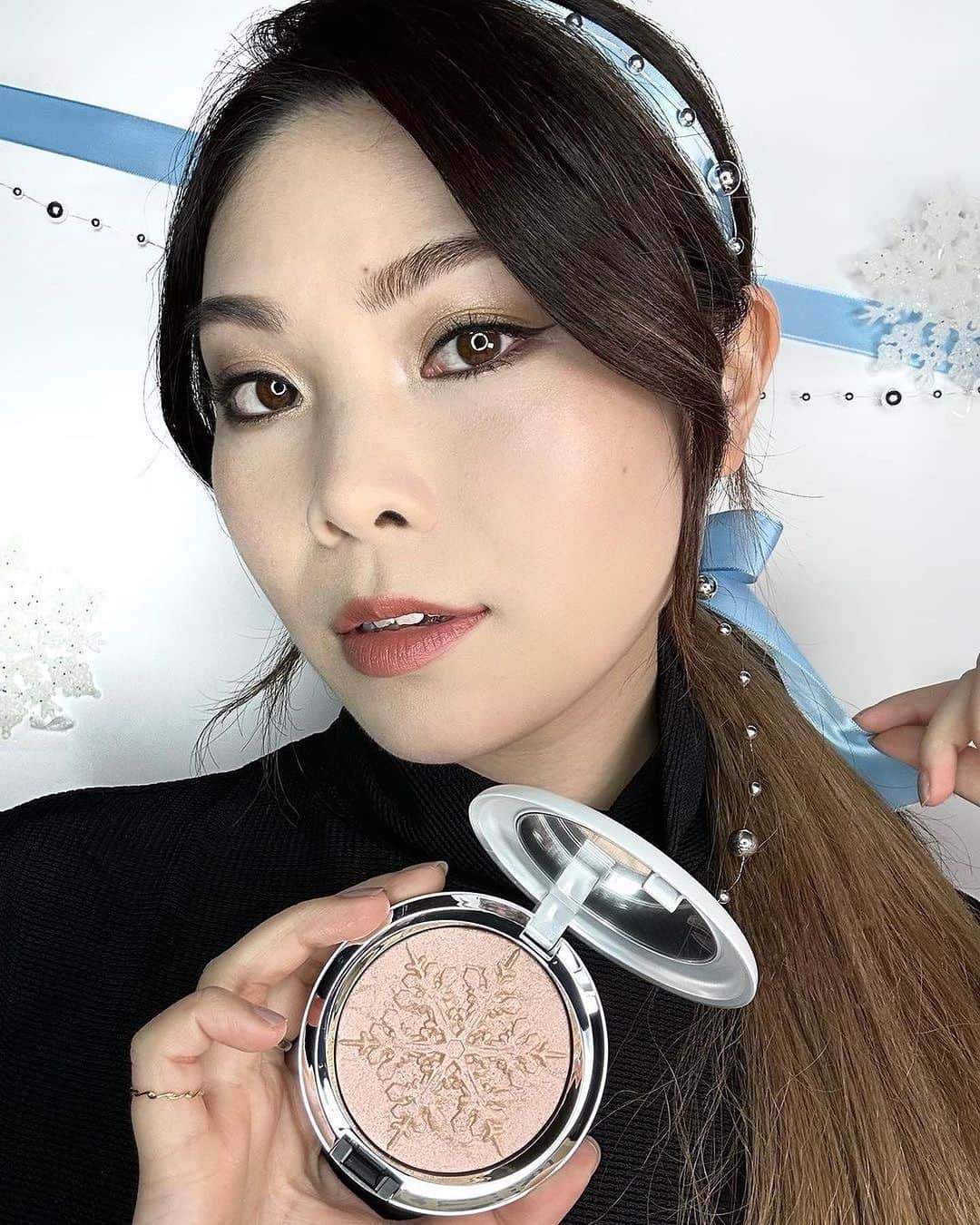 M·A·C Cosmetics Hong Kongのインスタグラム：「今個節日假期必備s! ✈️❄️ 飛去睇夢幻雪境前，記埋帶埋佢哋上機，讓你keep住閃出宇宙！  ✨冰雪璀璨超立體光影粉餅：玫瑰金高光塑出立體精緻輪廓，一掃自帶閃耀飽滿肌 🖌️冰雪璀璨專業掃具組合：包括4支面部和眼妝基本迷你掃具，讓你打造最精緻嘅冬日節日妝容！  Product featured:  Extra Dimension Skinfinish 冰雪璀璨超立體光影粉餅 in Gleamscape 粉金雪花 - HK$365 Brush of Snow Essential 冰雪璀璨專業掃具組合 - HK$530  #MAC冰雪璀璨 #MACBizarreBlizzardBash #MACHoliday #MACHongKong #Regram from @mua_jenn.c  Holiday essential! (literally)✈️❄️ Freshen up your frosty looks with these must-haves when you fly to the Merry-land!  ✨Extra Dimension Skinfinish in Gleamscape : featuring in a prismatic, reflective rose-gold shade embossed with a limited-edition snowflake design to sdd a touch of opulence to your complexion 🖌️Brush of Snow Essential : A holiday-exclusive brush kit featuring four fundamental makeup brushes for face and eyes in travel-friendly sizes at a very merry value」