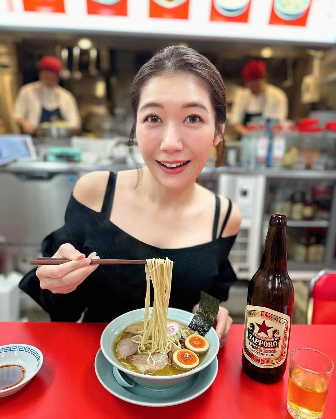 穂川果音のインスタグラム：「先日のラーメン  チャーシュー軒@六本木です🍜  煮干しの出汁がしっかりきいてて、さっぱりなのに濃厚なラーメンでした〜  チャーシューマイは、ふんわりしていて、シューマイとはまた違った食べ物でビールが進んだよ♡ ごちそうさまでした〜  #深夜ラーメン　#六本木グルメ #ramen #ラーメンパトロール #深夜飯」