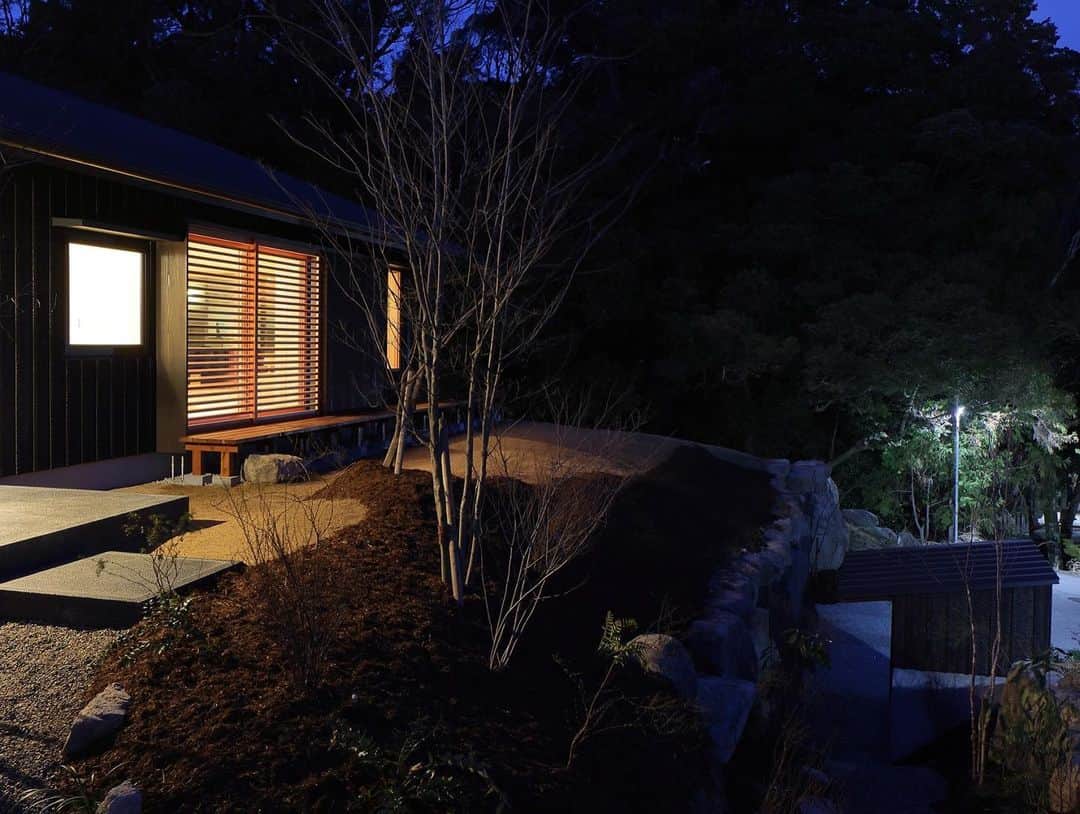シーエッチ建築工房 さんのインスタグラム写真 - (シーエッチ建築工房 Instagram)「* 新建新聞社ＳＯ 上質な日本の住まいに 「トトロの森の家」を 掲載いただきました。 ⠀⠀⠀⠀⠀⠀⠀⠀⠀⠀⠀⠀ 設計のポイントや お施主様のこだわりなど ご紹介しています。 ⠀⠀⠀⠀⠀⠀⠀⠀⠀⠀⠀⠀ どうぞご覧ください。 ⠀⠀⠀⠀⠀⠀⠀⠀⠀⠀⠀⠀ ⠀⠀⠀⠀⠀⠀⠀⠀⠀⠀⠀⠀ ──────────── 株式会社シーエッチ建築工房 兵庫県宝塚市仁川台76番地 0798-52-8863 https://www.ch-wood.co.jp ──────────── @ch_kenchiku @ch_namie.takarazuka @ch_watanabe ⠀⠀⠀⠀⠀⠀⠀⠀⠀⠀⠀⠀ ⠀⠀⠀⠀⠀⠀⠀⠀⠀⠀⠀⠀ #シーエッチ建築工房 #木の家 #家づくり #注文住宅 #新築 #リノベーション #住まい #暮らし #日々のこと #マイホーム ⠀⠀⠀⠀⠀⠀⠀⠀⠀⠀⠀⠀ #宝塚市 #西宮市 #三田市 #川西市 #伊丹市 #三木市 #豊中市 #高槻市 #吹田市 #神戸市 #工務店 #自然素材 #暮らしを楽しむ  #家が好き #パッシブデザイン #丁寧な暮らし #工務店がつくる家 #家づくりアイデア  #minaperhonen #ミナペルホネン」11月21日 11時49分 - ch_kenchiku