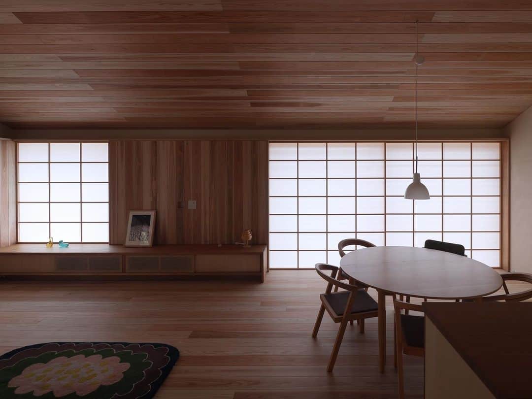 シーエッチ建築工房 さんのインスタグラム写真 - (シーエッチ建築工房 Instagram)「* 新建新聞社ＳＯ 上質な日本の住まいに 「トトロの森の家」を 掲載いただきました。 ⠀⠀⠀⠀⠀⠀⠀⠀⠀⠀⠀⠀ 設計のポイントや お施主様のこだわりなど ご紹介しています。 ⠀⠀⠀⠀⠀⠀⠀⠀⠀⠀⠀⠀ どうぞご覧ください。 ⠀⠀⠀⠀⠀⠀⠀⠀⠀⠀⠀⠀ ⠀⠀⠀⠀⠀⠀⠀⠀⠀⠀⠀⠀ ──────────── 株式会社シーエッチ建築工房 兵庫県宝塚市仁川台76番地 0798-52-8863 https://www.ch-wood.co.jp ──────────── @ch_kenchiku @ch_namie.takarazuka @ch_watanabe ⠀⠀⠀⠀⠀⠀⠀⠀⠀⠀⠀⠀ ⠀⠀⠀⠀⠀⠀⠀⠀⠀⠀⠀⠀ #シーエッチ建築工房 #木の家 #家づくり #注文住宅 #新築 #リノベーション #住まい #暮らし #日々のこと #マイホーム ⠀⠀⠀⠀⠀⠀⠀⠀⠀⠀⠀⠀ #宝塚市 #西宮市 #三田市 #川西市 #伊丹市 #三木市 #豊中市 #高槻市 #吹田市 #神戸市 #工務店 #自然素材 #暮らしを楽しむ  #家が好き #パッシブデザイン #丁寧な暮らし #工務店がつくる家 #家づくりアイデア  #minaperhonen #ミナペルホネン」11月21日 11時49分 - ch_kenchiku