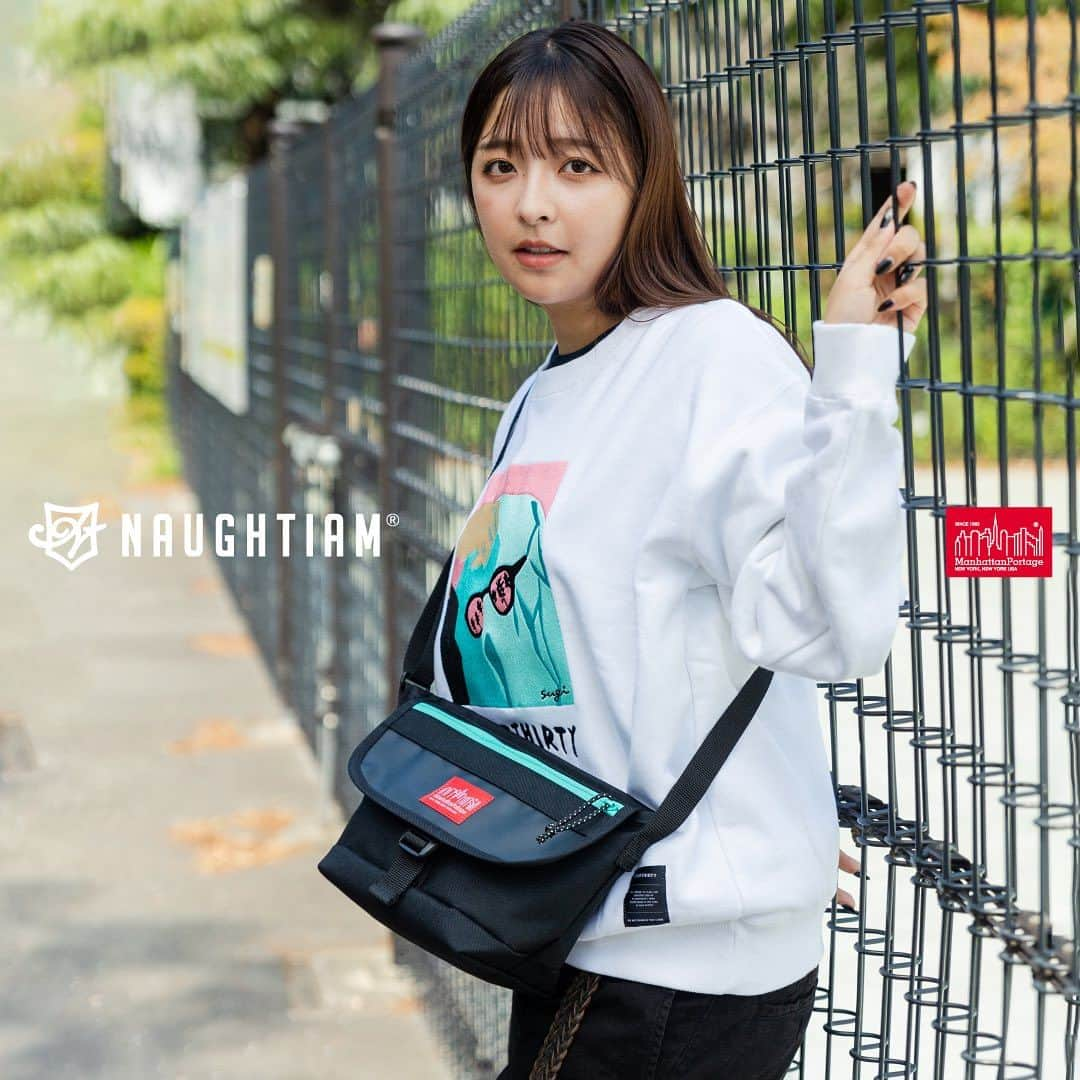 NAUGHTIAMのインスタグラム：「MANHATTAN PORTAGE別注　messengerbag @mp_japan   最大のポイントはフロントのデザイン。昔インラインで定番として展開のあったターポリン素材との切替フラップをリバイバルして使用し、ファスナーやフラップの裏にノーティアムのアイコンカラーであるミントを採用。さらにファスナーの引き手にはリフレクターが織り込まれたコードを使用しており、細部までノーティアムらしい仕上がりに。  マンハッタンポーテージを代表するメッセンジャーバッグである、「MP1605」と「MP1603」の2型を別注。  アプリにて特集ページを公開中！こちらもぜひご覧ください！  ITEM：messengerbag〈fii03mp1605jrnt23〉 PRICE：税込 ¥12,650 SIZE：約W22(33)×H21×D15cm　約300g  ITEM：messengerbag〈fii03mp1603nt23〉 PRICE：税込 ¥9,900 SIZE：約W18(28)×H19×D12cm　約220g  ITEM：backpack〈fii03mp1220nt23〉 PRICE：税込 ¥23,100 SIZE：約W29(40)×H45×D15cm　約800g  #naughtiam　#ノーティアム #manhattanportage　#マンハッタンポーテージ #backpack 　#バックパック　#リュック #shoulderbag　#ショルダーバッグ　#messengerbag　#メッセンジャーバッグ #ユニセックス　#unisex　#別注　#オリジナル #ターポリン　#ミントカラー #オシャレ　#ストリート　#カジュアル　#休日　#万能 #ここでしか買えない」