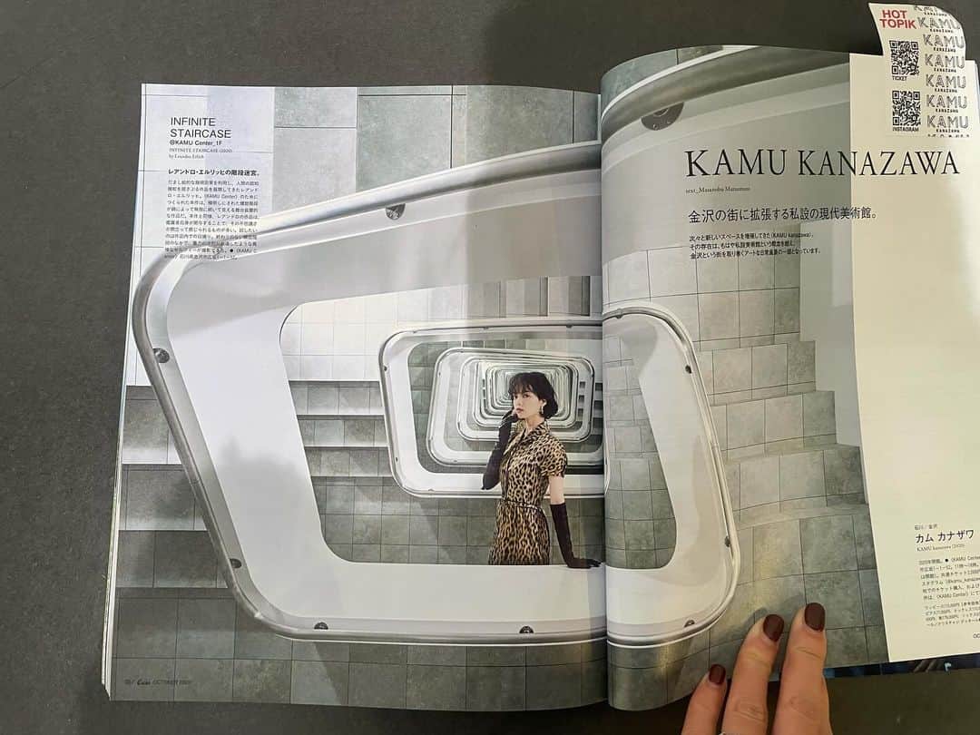 大日方久美子さんのインスタグラム写真 - (大日方久美子Instagram)「・ 友人の誕生日旅行で初の金沢へ。 初日は念願だったKAMU Kanazawaに行ってきました。  @kamu_kanazawa   実は… この美術館のオープンにあたり 2019年のクラファンに参加してたんです。  偶然見つけたクラファンでしたが 「プライベート美術館を作りたい」という 当時若干32歳だった発起人・林田堅太郎さん ( @kekekenokentaro )の思いに共感し オープンを楽しみにしたのに 残念ながらオープンはコロナ禍真っ只中…。  今回3年越しの夢が叶って 遂に行くことができてめちゃくちゃ嬉しい🥹✨❤️  写真はメイン会場となるKAMU Center  言わずと知れた21世紀美術館にある大人気作品「スイミング・プール」の作者・レアンドロ・エルリッヒがKAMU Centerの為に作ったINFINITE STAIRCASEが展示されています。  (これをアーティストにお願いして作ってもらって個人で所有して美術館作っちゃう林田さんって何者なの凄い)  騙し絵の様な空間で、見る場所・写真の撮り方によっていく通りにも見える体験型作品。  これぞレアンドロって感じ！ 何がリアルで何が錯覚なのかわからなくなるのが気持ちいい😂✨  2Fには自然を心から大切しているというイギリス女性・ステファニー・クエールの作品。  等身大の動物を粘土で作っていて、大雑把なタッチで細かな描写がないのに、本物のカラスに見えて今にも飛び出しそう！  ちょっと怖さも感じるくらいリアルでした。  3Fは世界で活躍する陶芸家・桑田卓郎ワールド全開です！ 私が選んだクラファンのお礼品は桑田さんの湯呑み。  写真9枚目のカフェでは この湯呑みでエスプレッソが飲めるよ！  発起人・林田堅太郎さんが思い描いた通り 金沢の街を歩きながら8ヶ所に増えたKAMU Kanazawaを 巡る旅。  次の投稿は「夜の街でアートに触れる」です！  ・ ・ #自分メモ #kamukanazawa  #kanazawa #art #INFINITE STAIRCASE #LeandroErlich #kumitravelstyle  #金沢 #美術館 #アート #カム金沢 #林田堅太郎 #レアンドロエルリッヒ #金沢旅行」11月21日 11時49分 - kumi511976