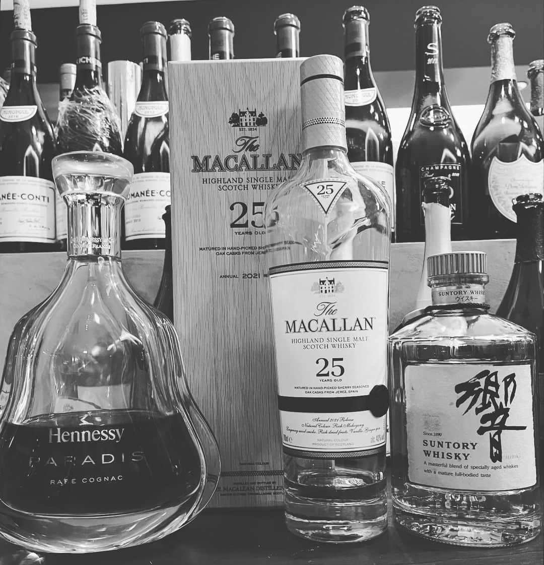 狩野恵輔のインスタグラム：「贅沢な夜でした✨  高価なお酒を飲ませて貰いました🥃 なかなか出来ない経験させてもらいありがとうございました😭  僕はブランデーが好きなのでヘネシーが好きでした💕  #hennessy #ヘネシー #macallan #マッカラン #hibiki #響 #whisky #scotch #cognac」