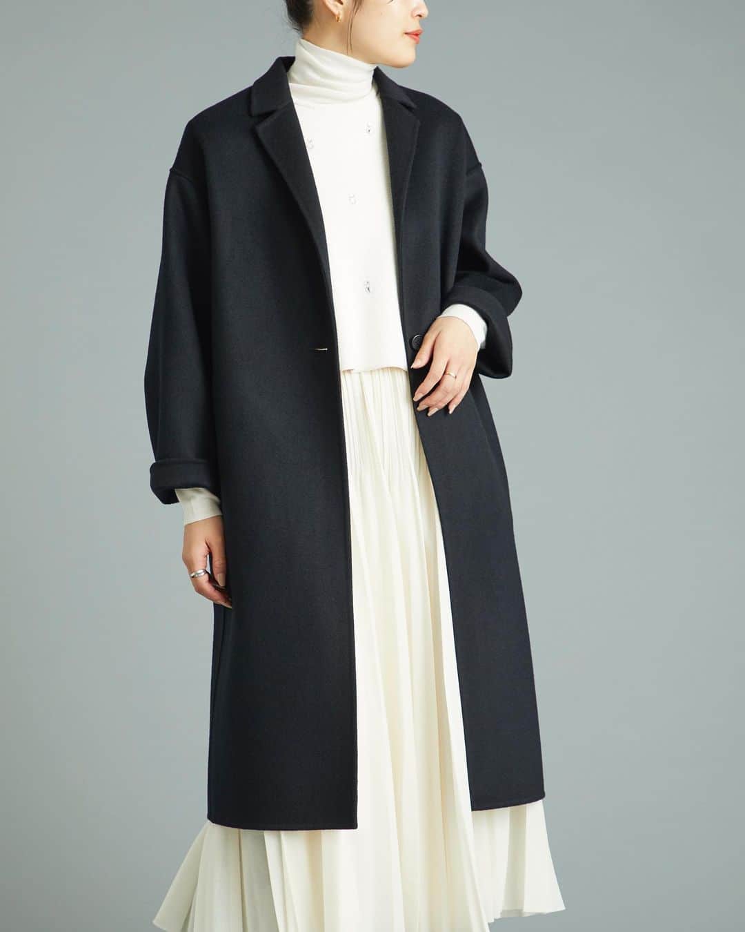 UNITED ARROWS のインスタグラム：「少しツヤのある素材感を活かした、シンプルでミニマルなテーラードコート。 飽きのこないデザインと長すぎない着丈はコーディネートがしやすく、さまざまなシーンで活躍。 軽い着心地とゆとりのあるアームホール設定で、中に厚手のニットを合わせることもできシーズン後半まで着用いただけます。   リバー テーラード コート 品番：15251994537 ¥71,500   #UnitedArrows #UnitedArrowsWomen #ユナイテッドアローズ #リバーコート #COAT」
