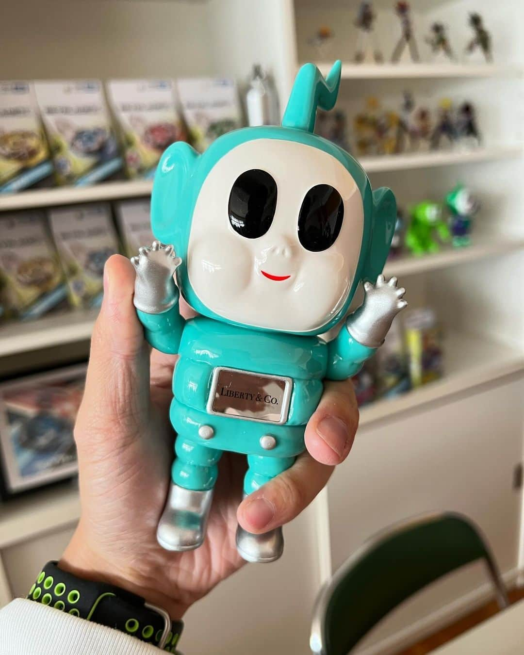 けんちゃんねるのインスタグラム：「初のAPOLLOをゲット👽 ティファニーからがカッコ良すぎる🩵 令和の虎から知って約1年でようやくゲットしたって感じです☺️ すっごく人気のソフビ🥰 開封直後の匂いたまんねーっす🤣笑笑 これからもAPOLLO追いかけます‼️  #APOLLO #libertytokyo」