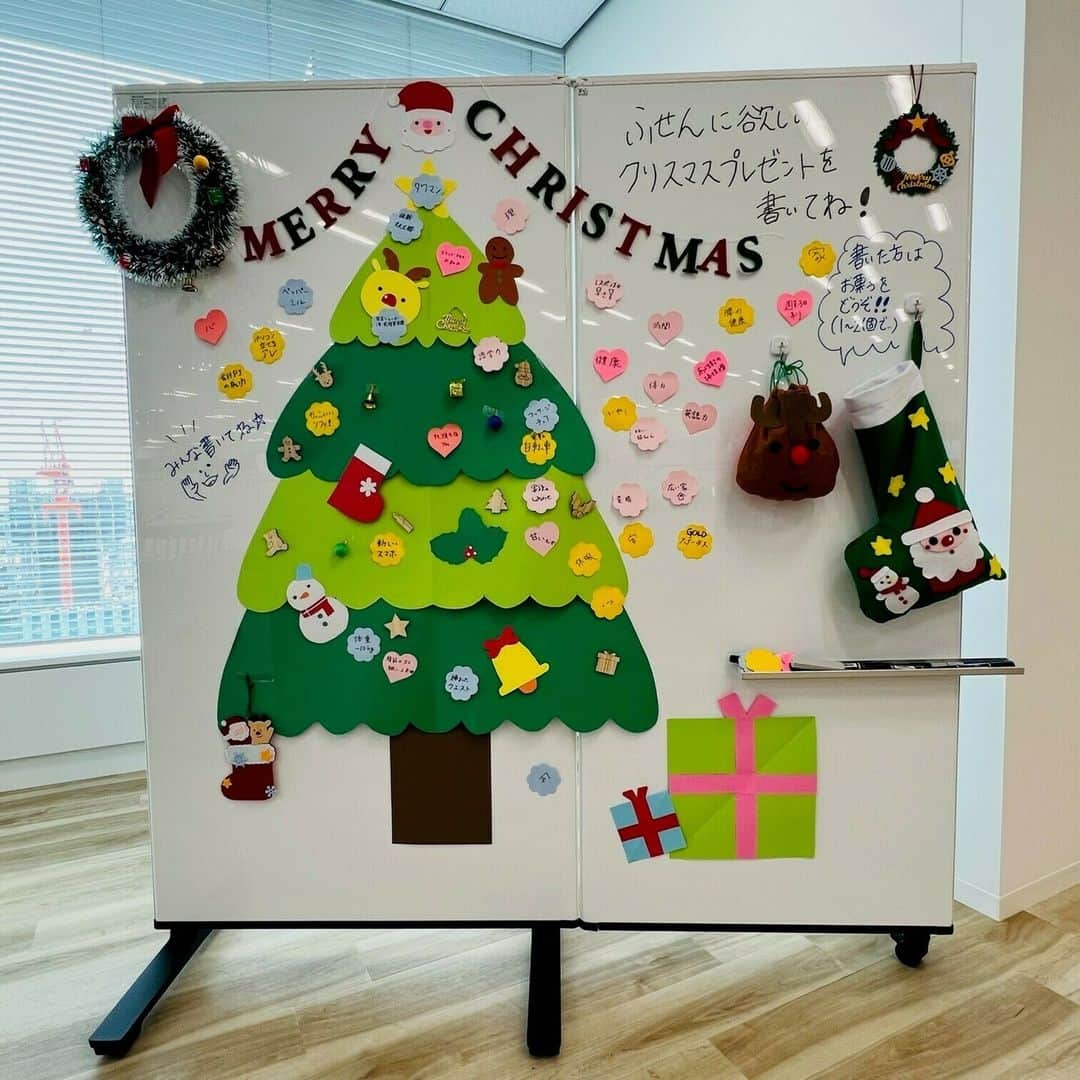 好きこそ、無敵。【公式】のインスタグラム：「本日は、住友生命東京本社オフィスをご紹介♪🏢  クリスマスが近づいているので、手作りのクリスマスツリーを飾っていて、欲しいクリスマスプレゼントを付せんに書いて貼っています🎄☺ オフィスの中で季節を感じられるのっていいですよね。 またときどきご紹介しますね！ #住友生命 #住友生命Vitality」