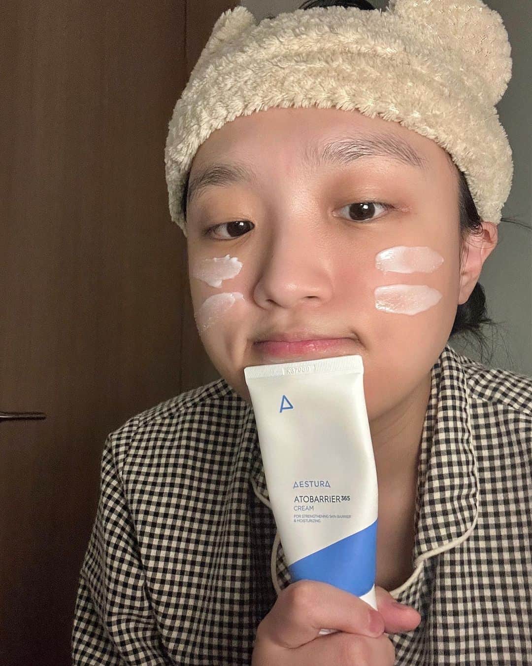 などちゃん（이선형／イソンヒョン）のインスタグラム：「🌊🤍 요즘 제 피부가 빛을 내는 이유…✨ 처음으로 브랜드 역사부터 피부가 좋아지는 원리까지 제가 직접 공부한  에스트라  #아토베리어365크림  특별하게 크림 안에 보습 캡슐이 들어있어서 수분이 슉슉 더 잘 스며드는 기분이에요 요즘 같이 기온이 뚝 떨어져서 민감하고 건조해진 피부에 딱!이에요  오늘 11월 21일(화) 단 하루!  🫒 올리브영 온라인몰 단독으로 프로모션을 진행하고 있다고 하니까 여러분들도 꼭 구경해보세요💕 (28% 할인에 온라인 단독 증정품까지 짱짱한 구성품 놓치지 마세요) 제품의 자세한 리뷰가 궁금하신 분은 오늘 업로드된 제영상을 확인해주세요! #광고 #에스트라 #보습보다캡슐보습」