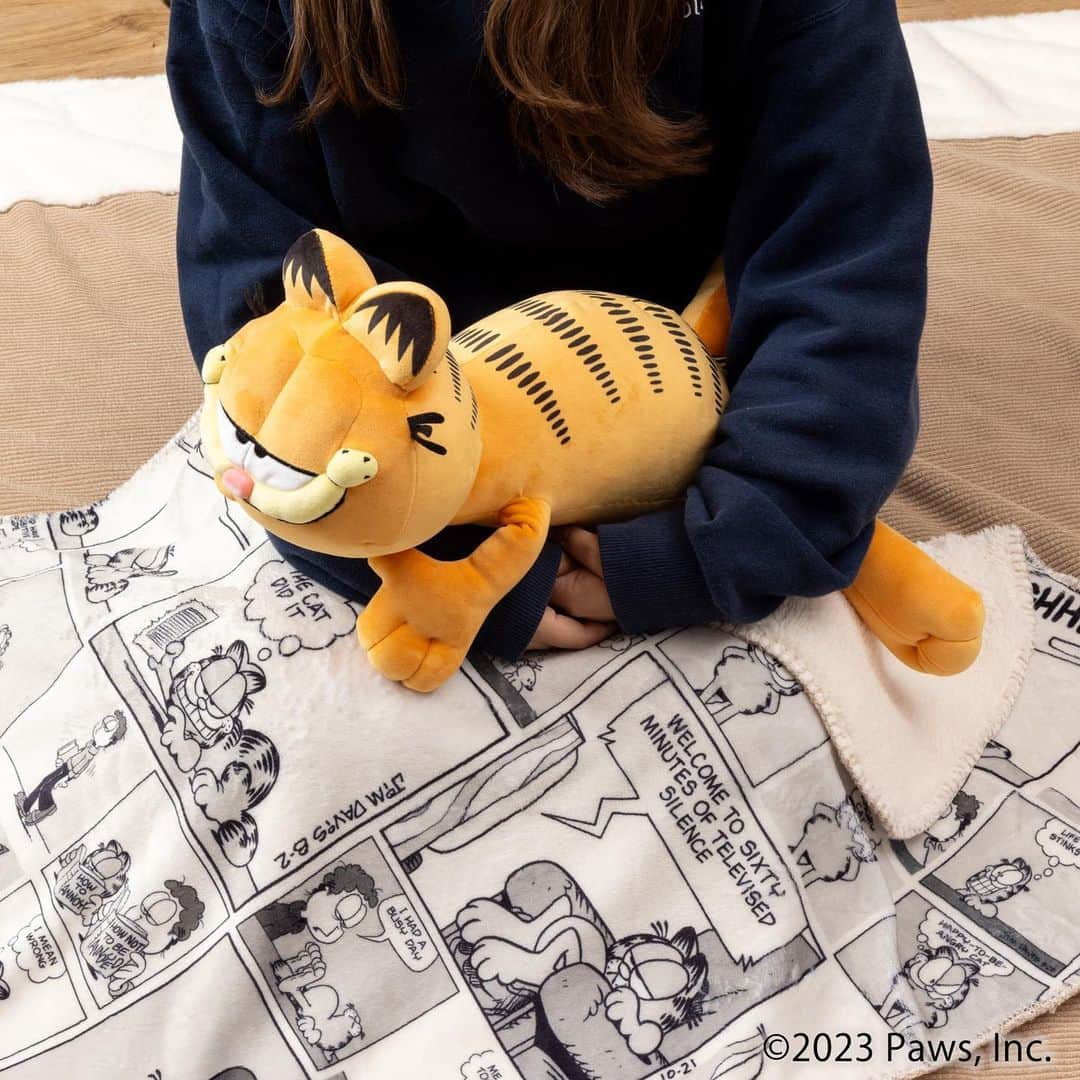 LOFT公式アカウントさんのインスタグラム写真 - (LOFT公式アカウントInstagram)「⠀ ｢ガーフィールド｣(@japan_garfield)は、アメリカで1978年より連載を開始し、今年で45周年を迎える新聞漫画。主人公ガーフィールドの抱き枕やブランケットなど、ロフト限定アイテムが一部店舗にて登場！  月曜日が大キライで、食べることと寝ることが1番好きというガーフィールドと一緒にのんびりな週末を過ごしてみては♪  －－－－－－－－－－－－－－－－－－－－－－－ ☑ガーフィールド　【ロフト限定】  ●お座り抱き枕　税込2,640円 ※11月末より順次入荷  ●寝そべり抱き枕　税込2,640円 ※11月末より順次入荷  ●ミニマット　各種税込880円 　サイズ：約15×21㎝ 　種類：ベージュ／イエロー  ●ブランケット　各種税込2,420円 　サイズ：約70×100㎝ 　種類：モノクロ／ベージュ／マルチ  ■販売店舗：ロフト101店舗+ロフトネットストア ※一部お取り扱いのない店舗がございます。 ※各店舗、入荷次第順次販売いたします。  取り扱い店舗一覧はこちらよりご確認をお願いいたします。 https://www.loft.co.jp/pages/garfieldshoplist/  ※こちらの情報は23年11月21日時点のものです。 ※取り扱い商品は店舗により異なります。 詳しくはご利用の店舗へお問い合わせをお願いいたします。  #garfield #ガーフィールド #ガーフィールドコレクター #ガーフィールドグッズ #garfieldcat #抱き枕 #ブランケット #ロフト限定 #loft #ロフト #japanshopping」11月21日 11時59分 - loft_official