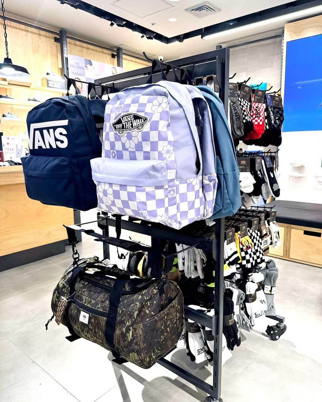 Vans Philippinesさんのインスタグラム写真 - (Vans PhilippinesInstagram)「📣 𝐇𝐞𝐚𝐝𝐬 𝐔𝐩, 𝐒𝐭𝐫𝐞𝐞𝐭 𝐂𝐫𝐮𝐢𝐬𝐞𝐫𝐬!   𝐖𝐞'𝐫𝐞 𝐍𝐎𝐖 𝐎𝐏𝐄𝐍!  Swing on down to our new and stylishly remodeled spot at Market Market. Take your board for a spin and drop by the Ground Floor, Serendra Wing. We're giving away a FREE KNITTED WOVEN BAG to the first 100 folks who make a minimum single-receipt purchase of P8,000.  See you, Fam!  #vansphilippines」11月21日 12時00分 - vansphilippines