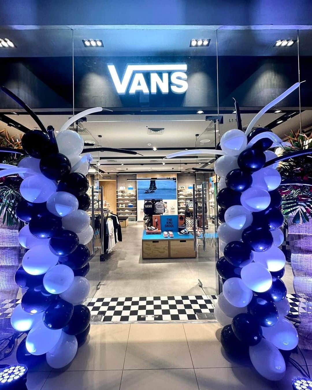 Vans Philippinesのインスタグラム：「📣 𝐇𝐞𝐚𝐝𝐬 𝐔𝐩, 𝐒𝐭𝐫𝐞𝐞𝐭 𝐂𝐫𝐮𝐢𝐬𝐞𝐫𝐬!   𝐖𝐞'𝐫𝐞 𝐍𝐎𝐖 𝐎𝐏𝐄𝐍!  Swing on down to our new and stylishly remodeled spot at Market Market. Take your board for a spin and drop by the Ground Floor, Serendra Wing. We're giving away a FREE KNITTED WOVEN BAG to the first 100 folks who make a minimum single-receipt purchase of P8,000.  See you, Fam!  #vansphilippines」