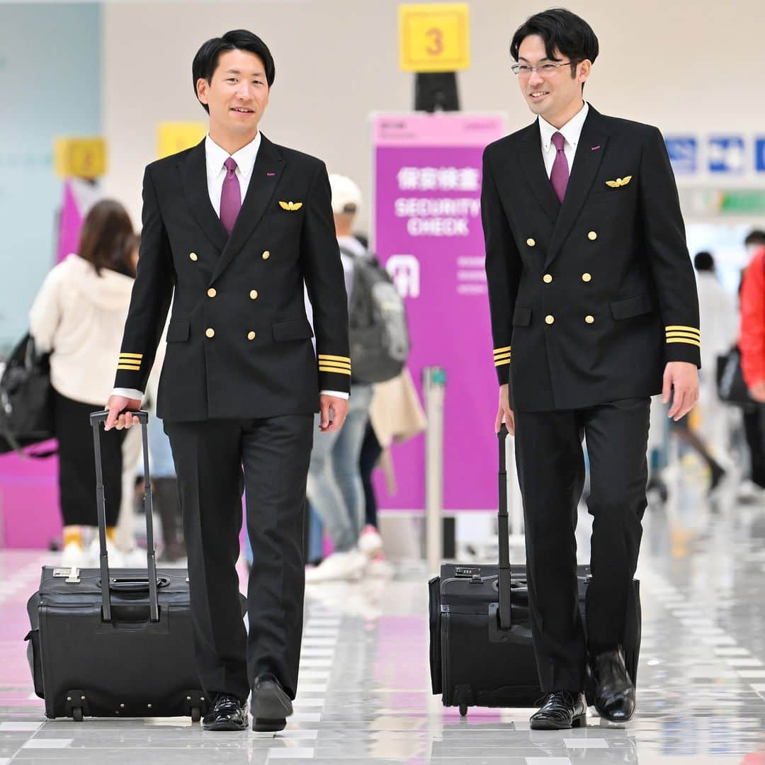 ピーチ・アビエーションさんのインスタグラム写真 - (ピーチ・アビエーションInstagram)「Peachパイロットチャレンジ制度 with AIRBUS✈️ 狭きパイロットへの扉を大きく開きます🧑‍✈️👩‍✈️  Peachでは、パイロットを目指す方々向けにPeachパイロットチャレンジ制度 with AIRBUSの制度説明会を実施いたします👏この制度は、Peachが選定した高い水準の訓練プログラムを通じてエアラインパイロットに必要なライセンスを取得する制度で、2019年より導入しております！  今回の制度説明会では、現役のパイロットも参加！この制度の仕組みはもちろん、パイロットとはどういう職業なのか、Peachが目指すものとは、など分かりやすくお伝えします！現役パイロットに色々質問してみませんか？？✨  参加ご希望の方は下記より日程と詳細を確認ください！たくさんのお申し込みお待ちしてます😊 https://job.axol.jp/pm/c/flypeach/entry_1921121111/  また、現在ANAが実施するANAグループ共通のパイロットの適性検査 FCAT（Flight Crew Assessment Test）2023年秋開催のエントリー受付が行われております。FCATの詳細・エントリーは下記よりご確認ください。 https://flightcrewassessmenttest.jp/  皆さんのご応募をお待ちしております！  #fly_peach #peachaviation #lcc #airline #airplane #パイロット #pilot #副操縦士 #訓練生 #採用 #関西空港 #成田空港 #KIX #NRT」11月21日 12時00分 - flypeach