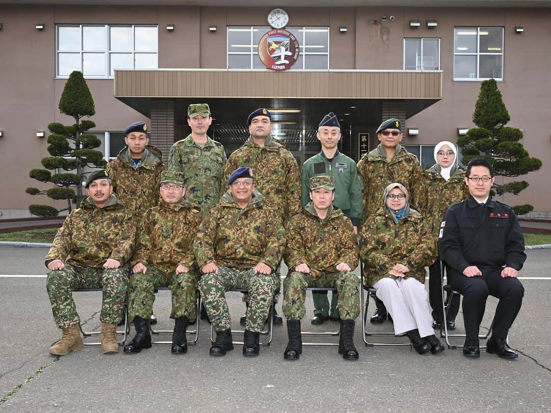 陸上自衛隊さんのインスタグラム写真 - (陸上自衛隊Instagram)「🇯🇵🇲🇾#陸上自衛隊 は、マレーシア軍に対する人道支援・災害救援分野の能力構築支援のため、#防衛省 における各種プログラム、都内防災施設センターの研修や #北部方面隊 によるセミナー、#第１１旅団 による装備品展示等を行いました。 本活動は、自由で開かれたインド太平洋の維持・強化（#FOIP ）に資するものであり、陸上自衛隊は引き続きマレーシアに対する能力構築支援を通じ、地域の平和と安定に積極的に貢献していきます。  🇯🇵🇲🇾#JGSDF conducted HA/DR cooperation project with #MinDefMalaysia. They visited Northern Army & 11B (Hokkaido) to have seminars and observe HA/DR equipment. This project contributes to #FOIP, and JGSDF actively continues to serve for regional peace and stability by improving resilience of ASEAN through this project with Malaysia.」11月21日 12時00分 - jgsdf_pr