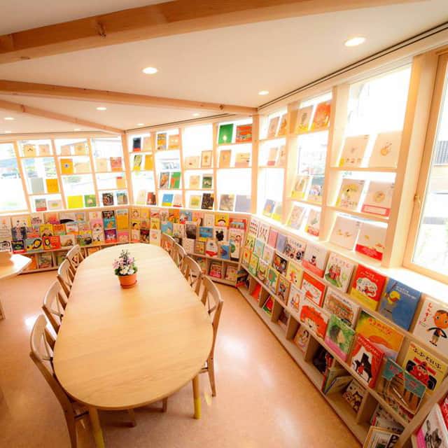 偕成社さんのインスタグラム写真 - (偕成社Instagram)「【こどもの本屋さんにいこう！】つづきの絵本屋（岡山県・倉敷市）  児童書専門店の店主さんにお話をうかがう「こどもの本屋さんにいこう！」。あたらしい記事を公開しました！  第21回目は、つづきの絵本屋（岡山県・倉敷市）✨  2016年4月にオープンした「つづきの絵本屋」。長年図書館で司書として勤務された店主の都築照代さんは、絵本専門士養成講座講師など、講座や講演を全国各地で行っています。ギャラリーも併設されていて、さらに紅茶専門店でもある、魅力いっぱいのお店についてお話を伺いました。🍀  記事はKaisei webの「こどもの本屋さんにいこう！」からお読みください。（@‌kaiseisha_pr ハイライトの「こどもの本屋さんにいこう！」から記事にアクセスできます！）  #つづきの絵本屋 #岡山 #岡山県 #倉敷市 #都築照代さん #紅茶専門店 #ギャラリー #子育て #絵本専門店 #児童書専門店 #こどものほん #子どもの本専門店 #子どものいる暮らし #絵本」11月21日 12時00分 - kaiseisha_pr