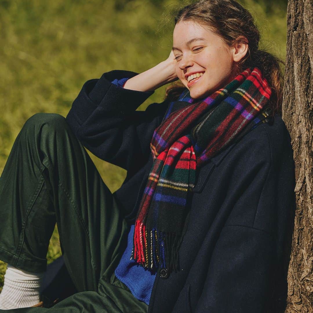 FUDGEのインスタグラム：「‣ ‣ ‣ぐるぐるしない? WELCOME!SCARF!  本格的に冷えてきたし、ぐるりぐるりとマフラーを巻こう。差し色だったり、クラシカルな柄だったり、2WAYだったり…… 、それでいてあったかくて可愛いやつ!だって、お洒落に寒さと向き合いたいじゃん?  トラディショナルな柄をひとつ  やっぱり憧れのマフラーブランドといえば《ジョンストンズ オブ エルガン》だよね。スコットランドで200年以上続く生地メーカーで、メゾンにもカシミア製品を供給している老舗。1枚で英国クラシックに浸れるタータンチェックは、タイムレスに着けられて汎用性も抜群だし最高!  ✔︎ #マフラー［ H70 × W190cm ］ 〰︎ Johnstons of Elgin @johnstonsofelgin  ✔︎ #コート 〰︎ Traditional Weatherwear @traditionalweatherwear  ✔︎ #セーター 〰︎ THIBAULT VAN DER STRAETE @thibaultvanderstraete  ✔︎ #パンツ 〰︎ LENO @leno_brand  - - - - - - - - - - - - - - - 全国の書店、コンビニ、webで人気販売中です！◎ ぜひ最新号をゲットして @fudge_magazine をタグ付けしてくださいね！  《FUDGEの他のアカウントも更新中》 ⌎men'sFUDGE @mensfudge ⌎snap @fudge_snap ⌎online store @fudge_online_store ⌎friend @fudge_friend ⌎coffee @fudge_coffee  #fudge #ファッジ #fudge_magazine #洋服好きな人と繋がりたい #服好き #おしゃれ女子 #おしゃれ好き #お洒落好き #お洒落女子 #ニットコーデ #セーター #ジーンズ #デニムコーデ #靴 #トップス #コーディネート #カジュアルコーデ #秋コーデ #秋冬コーデ #冬コーデ」