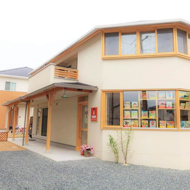 偕成社のインスタグラム：「【こどもの本屋さんにいこう！】つづきの絵本屋（岡山県・倉敷市）  児童書専門店の店主さんにお話をうかがう「こどもの本屋さんにいこう！」。あたらしい記事を公開しました！  第21回目は、つづきの絵本屋（岡山県・倉敷市）✨  2016年4月にオープンした「つづきの絵本屋」。長年図書館で司書として勤務された店主の都築照代さんは、絵本専門士養成講座講師など、講座や講演を全国各地で行っています。ギャラリーも併設されていて、さらに紅茶専門店でもある、魅力いっぱいのお店についてお話を伺いました。🍀  記事はKaisei webの「こどもの本屋さんにいこう！」からお読みください。（@‌kaiseisha_pr ハイライトの「こどもの本屋さんにいこう！」から記事にアクセスできます！）  #つづきの絵本屋 #岡山 #岡山県 #倉敷市 #都築照代さん #紅茶専門店 #ギャラリー #子育て #絵本専門店 #児童書専門店 #こどものほん #子どもの本専門店 #子どものいる暮らし #絵本」