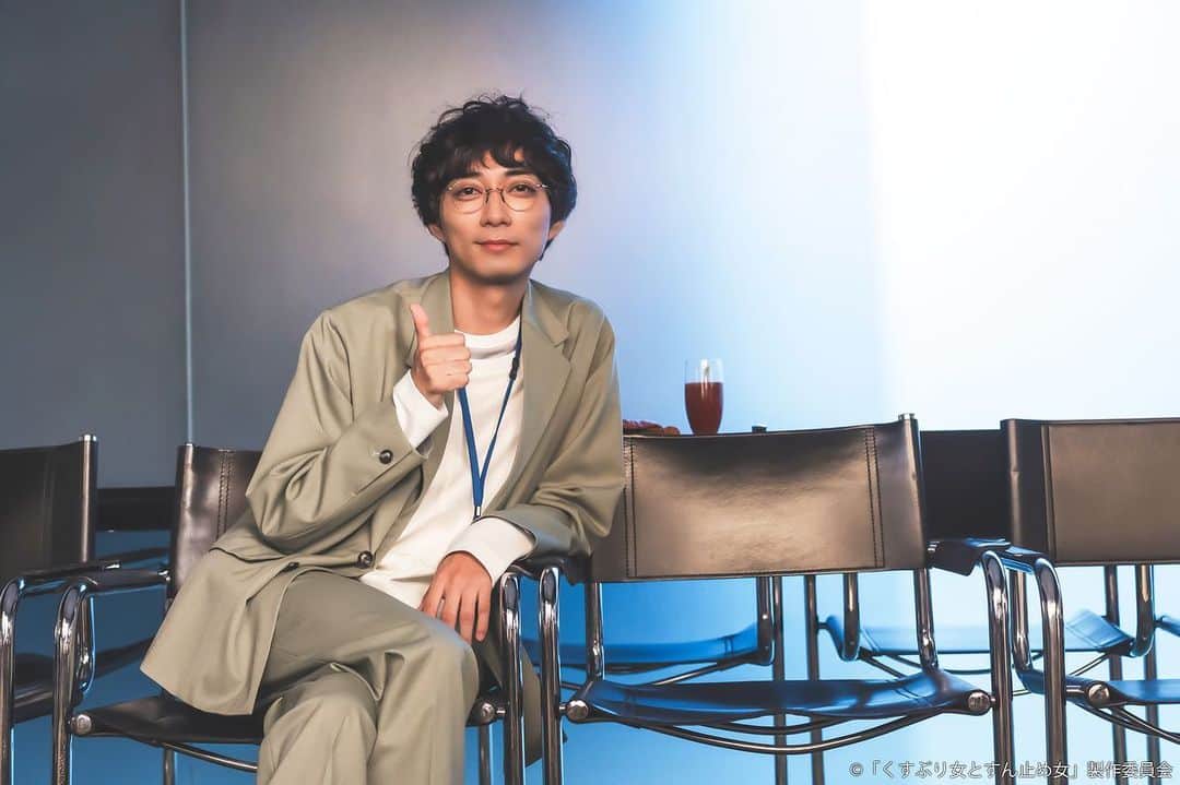 のインスタグラム：「* 💄 ━━━ #くすぶり女とすん止め女 第7話 きょう 深夜24:30～ 　　　　　　　　　　　━━━💄  こんにちは😊☀️  渋谷さんオフショットをお届け📸ˎˊ˗   今日は第7話の放送です📺✨ みなさん是非ご覧ください😉🙏🏻  今ならTVerで１話〜3話、5話が 見逃し配信しております👀 是非ご覧ください☺️  📱各話放送後から見逃し配信もアリ✅ テレビ東京HP▶https://video.tv-tokyo.co.jp/ TVer▶https://tver.jp/  📍見逃しを防ぐ #TVer お気に入り登録もぜひお願いします✨ 「くすぶり女とすん止め女」で検索🔍 ˎˊ˗  ＿＿＿＿＿＿＿＿＿＿＿＿＿＿ 💄「くすぶり女とすん止め女」 🗓️毎週火曜 深夜24:30~  #テレビ東京 #くすぶり女とすん止め女 #西田尚美 #香音 #渋谷謙人 #中川大輔 #杢代和人(#原因は自分にある。) #大久保桜子 #MEGUMI #勝村政信」