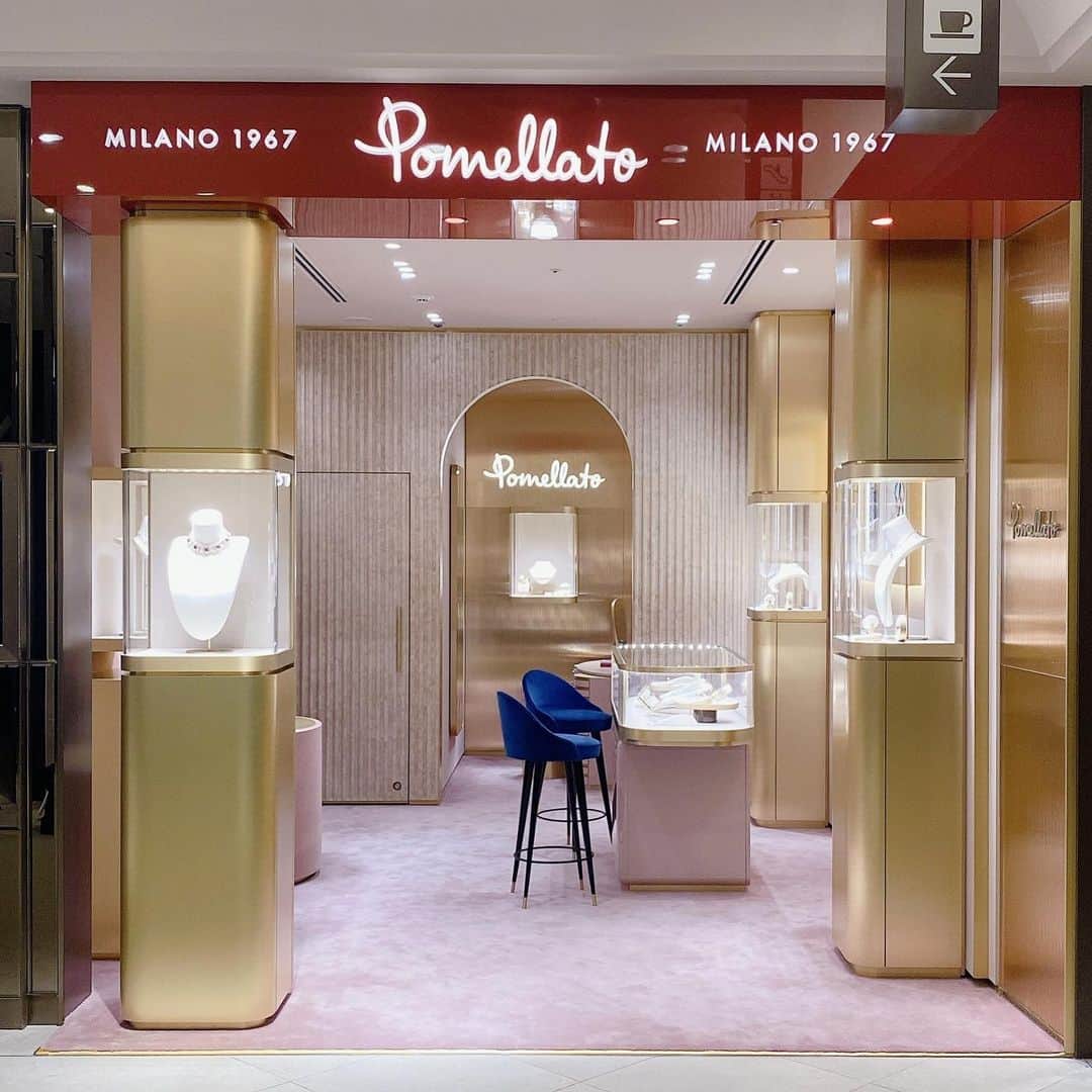 HANKYU.MODEのインスタグラム：「. POMELLATO RENEWAL OPEN At 6F International Boutiques Jewelry Gallery  「ポメラート」が、5Fから6Fに移設し、装いも新たにリニューアルオープン。 華やかながら落ち着きあるラグジュアリーなコンセプトのもとオープンする新ブティックは、「ポメラート」のミラノのルーツと豊かな金細工の伝統を讃えるデザインです。 生まれ変わった店内では、“ヌード”、“カテネ”、“イコニカ”、“Pomellato Together(ポメラート トゥギャザー)”、“サッビア”などが揃う他、メゾンのハイジュエリーもいつでも楽しめる特別なブティックとなっています。  詳しくはプロフィールURLをチェック！@hankyumode  #POMELLATO #ポメラート #hankyumode #hankyu #阪急うめだ本店 #阪急本店 #うめはん #ファッション  #hankyumode23aw #天然石ジェエリー #jewelry」