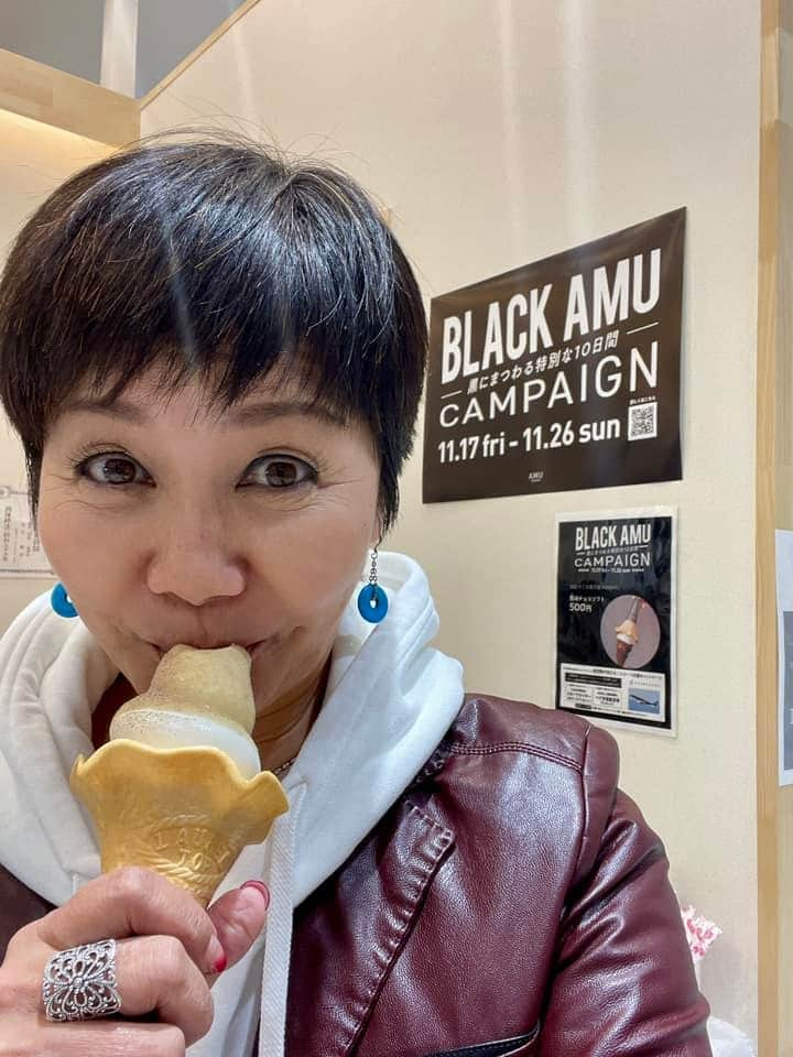 山本華世のインスタグラム：「この頃、我慢してたソフトクリーム。 チョコも美味しいけど、ロイヤルミクルティも絶品‼️ #氷菓子コマル #ソフトクリーム」