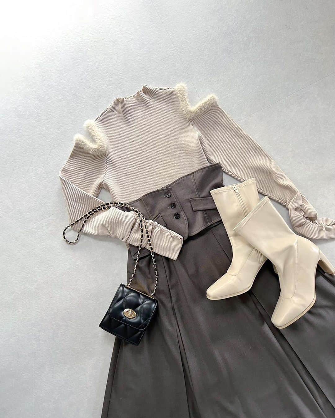dazzlinのインスタグラム：「____ トップス着回しコーデ👗  モノトーン派？ワントーン派？ どっちのコーディネイトが好き...？💭  . - 着回したトップス - ■ Tops #オープンエコファースリーブニットトップス price : ￥8,690 gray / black / pink  beige size : FREE ※ 12月下旬お届け予定📦  . - 合わせたスカート - ■ Skirt #アシメティアードプリーツスカート price : ￥11,000 gray / black / beige size : XS / S / M  . ■ Skirt #ベストコルセットレースアップスカート price : ￥10,890 c.gray / green / brown / beige / mix size : XS / S / M  . ____________________________________________  アイテム詳細はショッピングタグ or TOPページURLよりチェック🔗 » @dazzlin_official  . 全国のdazzlin staffのスタイリングをチェック👗 » @dazzl,in_staff_snap  . #dazzlin #ダズリン #冬服コーデ #冬コーデ #ニット #ニットコーデ #ファーニット #スカート #スカートコーデ  #ダズリンマイナス5キロ #モノトーンコーデ #ワントーンコーデ  #推し活 #カフェ活 #カフェ巡り #参戦服 #参戦コーデ #大人コーデ #大人カジュアル #カジュアルコーデ #きれいめカジュアル #シンプルコーデ」