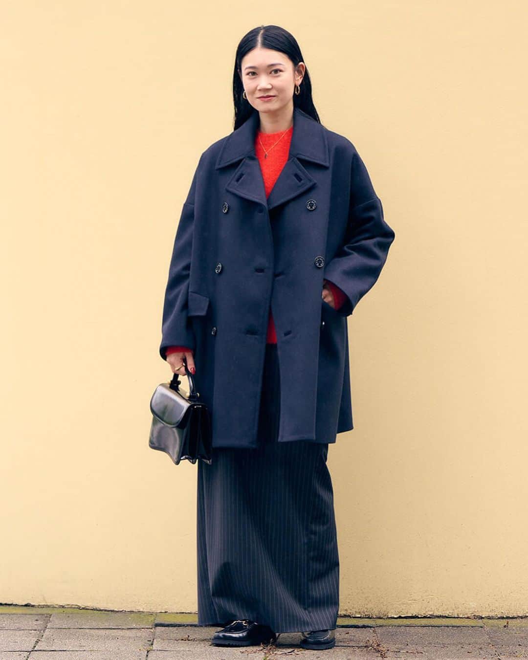 UNITED ARROWS のインスタグラム：「UA SNAP 2023 WINTER WOMEN 003 平田 UNITED ARROWS NAGOYA 身長165cm   着用アイテム①　 ＜MACKINTOSH for UNITED ARROWS＞ コート ¥149,600 / 着用サイズ_M 品番：15254994546 定番アイテムをドロップショルダーと たっぷりとした袖、Aラインのシルエットに 別注した上品な佇まいのコートです。   着用アイテム② ＜UNITED ARROWS＞ ニット¥19,800 / 着用サイズ_FREE 品番：15131064687 ゆったりとしたシルエットのカラーニットは、 ふわふわとした毛足、軽さ、 やわらかな素材感が特徴です。  #UASNAP #UnitedArrows #UnitedArrowsWomen #ユナイテッドアローズ」