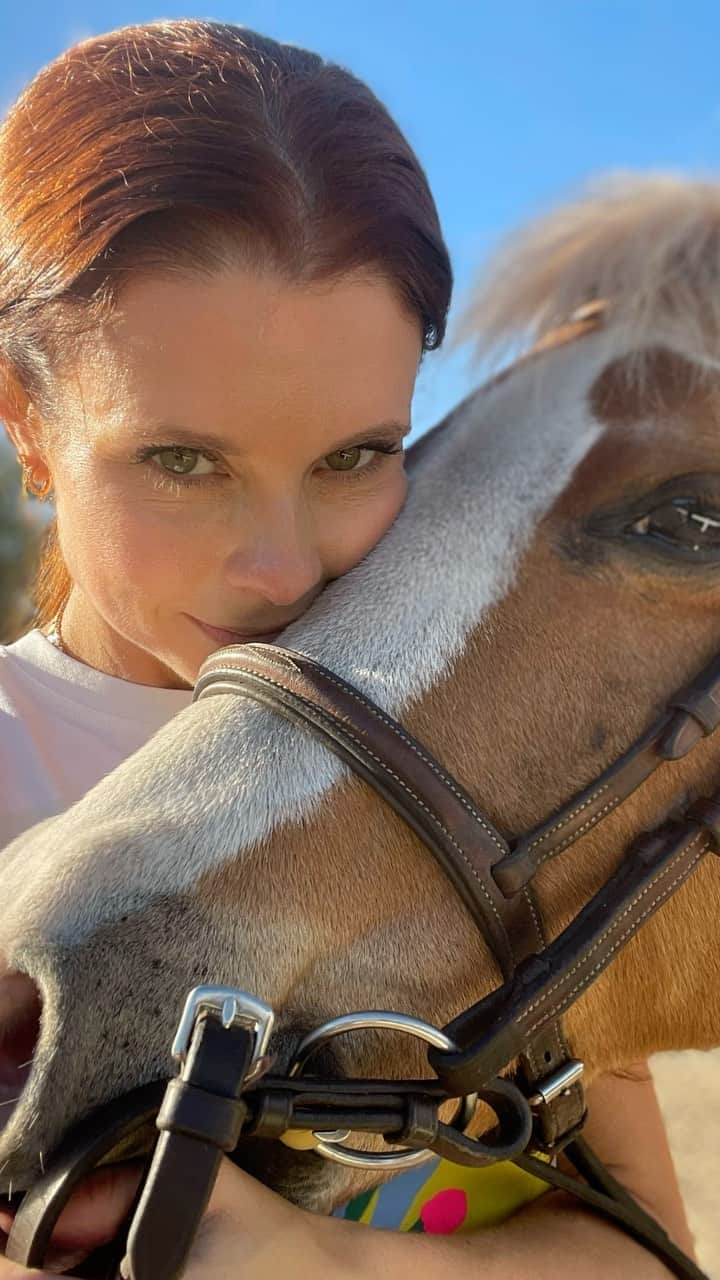 ジョアンナ・ガルシアのインスタグラム：「Do you think he knows how much I love him? ❤️🐴 #finnthewonderpony」