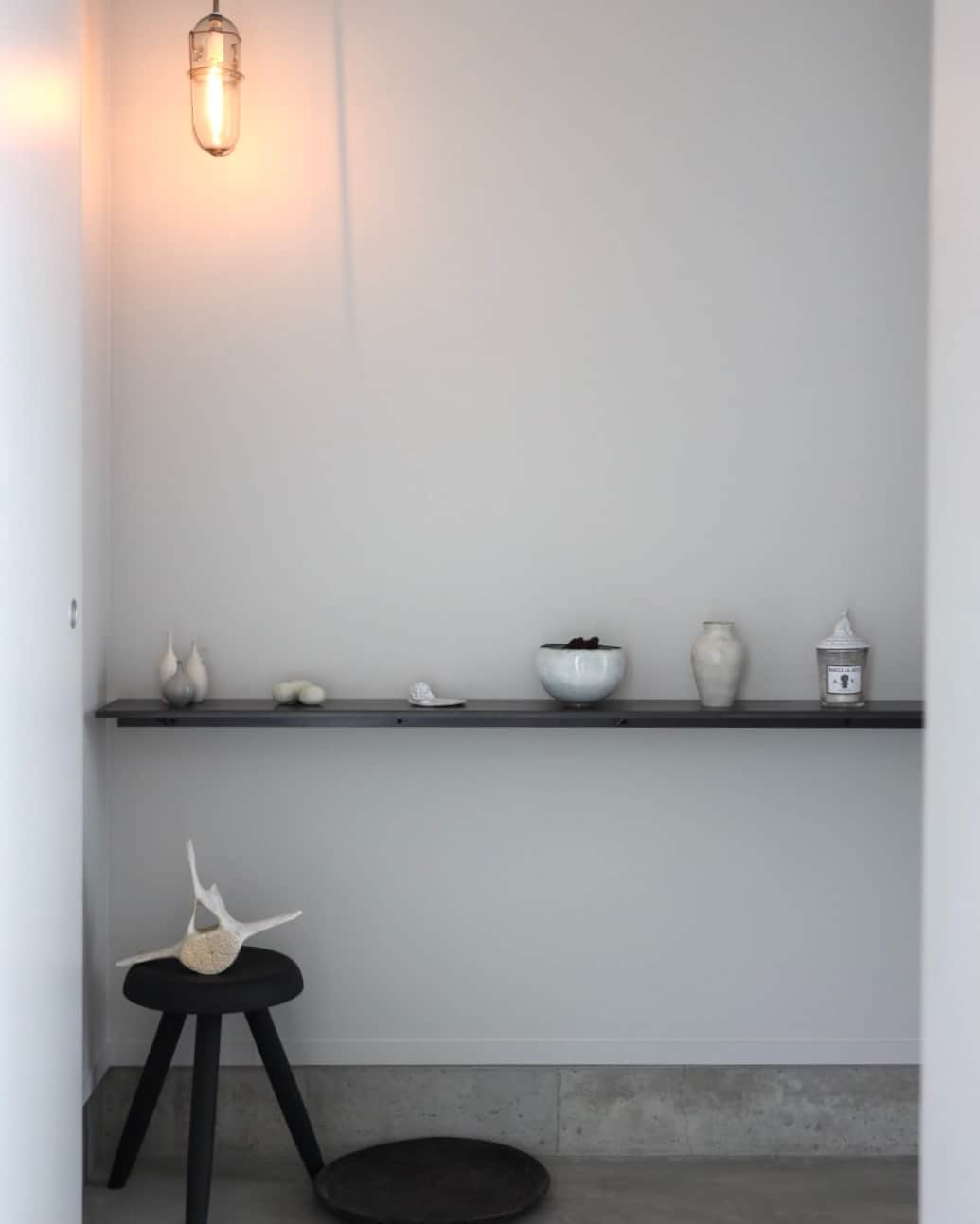 ムクリ［mukuri］さんのインスタグラム写真 - (ムクリ［mukuri］Instagram)「余白のある、着飾りすぎない空間づくりを〜私なりのインテリアの選び方  広い空間にポツンと置かれた  インテリアや家具。  アートな作品やヴィンテージ品  異国のプリミティブな小物など。   インテリアひとつひとつが目を惹く  洗練されたスタイリッシュな空間は  住居でありながら  非日常を感じさせる佇まいです。   ちりさんがどんなふうにして  今のインテリアを作りあげられたのか  空間作りに心がけていることや楽しみ方を  お話いただきました。   芸術的な感性とセンスが素敵なちりさんの  私なりのインテリアの選び方  ぜひご覧くださいね♩   –––––––––––––––––– ムクリ公式アカウントでは くらしの中にある"好き"や"コダワリ"を毎日お届け。  インテリア、整理収納から家づくりなど 日常で参考になる情報から サラッと読める短編コラムまで ご紹介していますのでフォローしてぜひご覧ください。 ▶︎ @mukuri_official ・  「 #ムクリ 」のタグもいつも楽しく拝見しています☺️  オリジナルブランドは @daily_mukuri  くらしの中にあったらいいいな、 そんな商品を企画・制作、集めています。 ––––––––––––––––––  #マイホーム#インテリア#暮らし#シンプルインテリア#モダンインテリア#モノトーンインテリア#丁寧な暮らし#シンプルな暮らし#すっきり暮らす#リビングインテリア#注文住宅#家づくり#interior#myhomeマイホーム記録#平屋#平屋の家#ナチュラルインテリア#おうちづくり#おうち記録#北欧インテリア#北欧デザイン#くらしの編集#ムクリ」11月21日 12時05分 - mukuri_official