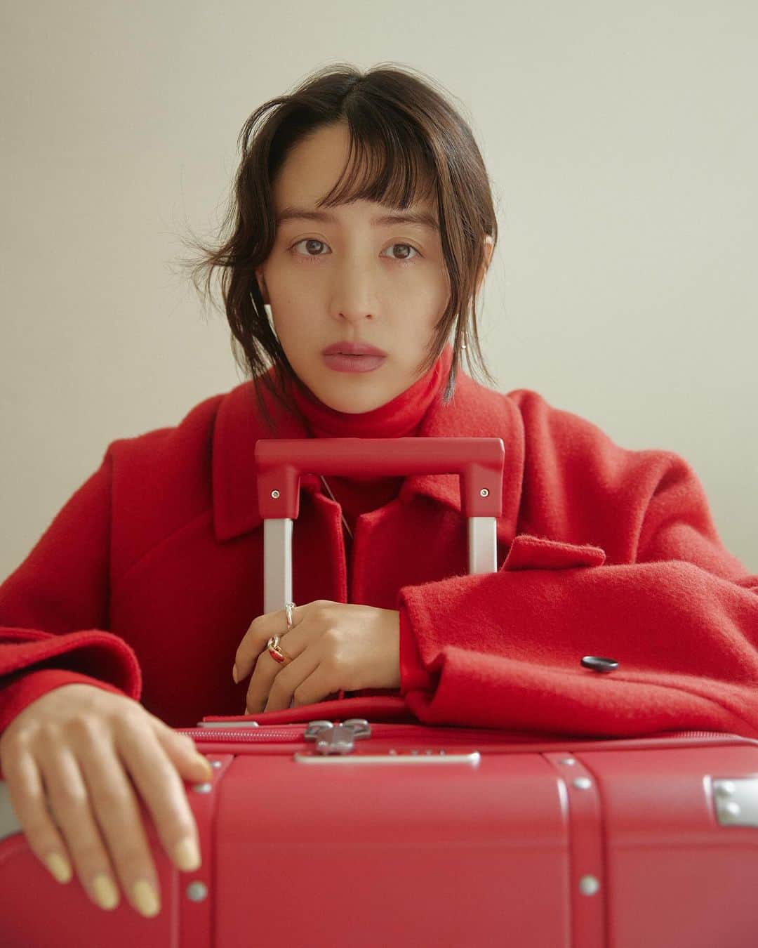 The Fashion Postさんのインスタグラム写真 - (The Fashion PostInstagram)「#select Samsonite BLACK LABEL with mizuki yamamoto 『最高の相棒を求めて。山本美月が出合うサムソナイト・ブラックレーベル〈前編〉』  旅先での土産話も耳にする機会が増えた今日この頃、ホリデーシーズンも近づき、休暇に旅行を考えている人も少なくないはず。満足いくまで計画を練りながら、スーツケースも妥協することなくこだわりの逸品を見つけたい。  1910年に創業されて以来、革新的なイノベーションで110年以上にわたり旅人達に愛されてきた Samsonite (サムソナイト) のプレミアムブランド Samsonite BLACK LABEL (サムソナイト・ブラックレーベル) から登場したのは、上質な日常や旅にこだわる大人に向けた「RE.CLASSIC (リ・クラシック)」。プレミアムな品質はそのまま、大胆かつエネルギッシュなデザインは、単なる荷物を持ち運ぶツールではなく、ともに旅する相棒として思い出を彩る。  モデル、俳優、そして一児の母として、新たなフェーズを迎えた山本美月。ぐっと大人の魅力が増した彼女には、「RE.CLASSIC」がよく似合う。Samsonite BLACK LABEL の新作スーツケースが、旅へとはやる気持ちを刺激する。(第1回／全2回)  model: Mizuki Yamamoto photography: Saki Omi styling: Chikako Aoki hair & make up: Momiji Saito text: Risa Matsumoto edit: Natsume Horikoshi & Risa Matsumoto  #tfp #thefashionpost #SamsoniteBLACKLABEL #サムソナイトブラックレーベル #山本美月 #MizukiYamamoto #pr」11月21日 12時08分 - tfpjp