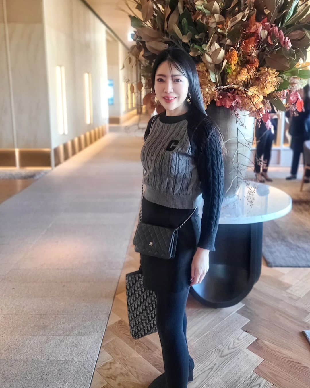 今堀恵理のインスタグラム：「福岡に今年オープンしたリッツカールトン福岡   @ritzcarlton.fukuoka  やっぱいいわ～👍️ 沖縄のリッツカールトンと並ぶくらい良かった💕  今日のコーデ 試すたび、好きが見つかる。届くたび、好きが増えてく。 SHEIN 2023 ブラック フライデー セール @shein_japan @sheinofficial   ニット23541804 パンツ12284500 ニットブーツ22702336  割引クーポン番号：BFJP450 を使うと お買い上げ金額1～5,999円まではセール価格より15%OFF、6,000円以上は20%OFFが適用される。 利用期限：〜12月末日  #ritzcarltonfukuoka  #SHEINblackfriday #SHEINGoodFinds #SHEINforAll #loveshein #ad #saveinstyle」