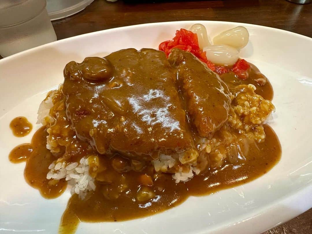 まえちゃんねるのインスタグラム：「今日のランチは、メンチカツカレー🍛久々に来て前回も実は気になってたんだけど、ここの店舗は味が違う。最初甘くて後に辛いが感じられい、特有のドロッとした感じもない😢  #ランチ #今日のランチ #カレー #日乃屋 #MOUKONAI」