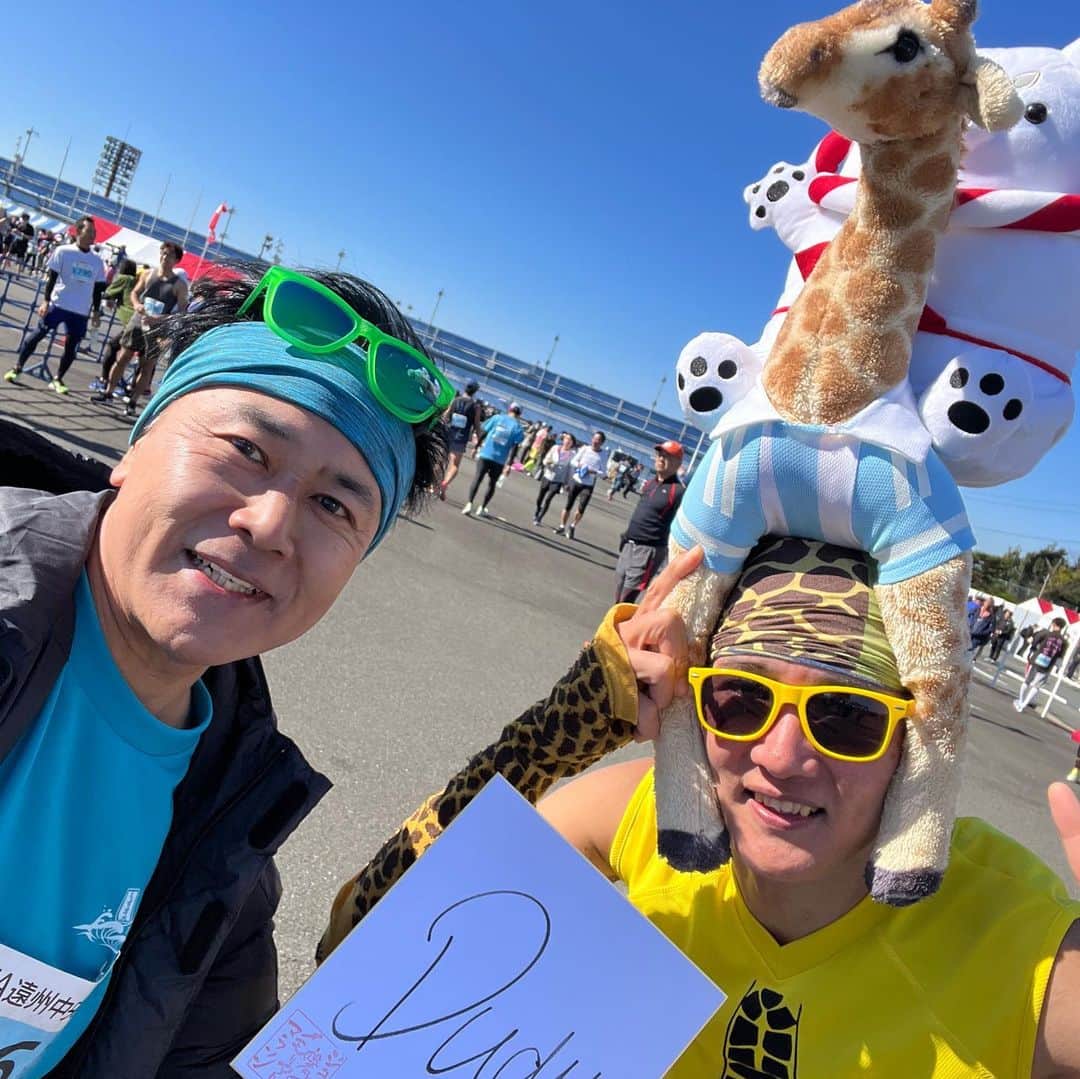 伊地健治さんのインスタグラム写真 - (伊地健治Instagram)「ジュビロ磐田メモリアルマラソン(ハーフ)に参加してきました‼️  1カ月後のフルマラソンに向けての練習も兼ねて臨みました😊  目標はキロ4’20”のペースを最後までキープすること！  途中、風が強く、激坂に心折れそうにもなりましたが何とか踏ん張り、結果は自己ベストを1分半ほど更新して1時間30分20秒台‼️ 納得のレースが出来ました😊  給水所の中高生も、園児たちも一所懸命応援してくれて、めっちゃパワー貰いました❣️ありがとう😊  ゼッケン末尾ナンバーのとび賞で、ジュビロ磐田のドゥドゥ選手のサインも目の前で頂きました🩵  大会に関係する皆さま、ありがとうございます😊  知り合いのランナーさんや憧れのランナーさんにもたくさん会えて、幸せな１日でした❣️  pic7は今年アジア・オセアニア選手権100kmで優勝した憧れのランナー、曽宮道さん（島田市）です❣️  #ジュビロ磐田メモリアルマラソン  #サブ3への道  #目指せサブ3」11月21日 12時16分 - kenji_ichi_satv