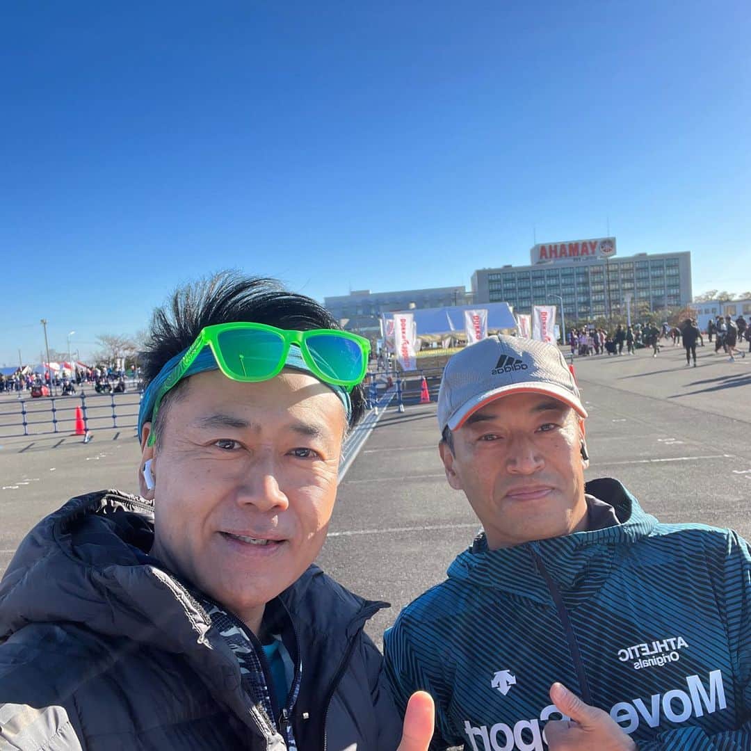 伊地健治さんのインスタグラム写真 - (伊地健治Instagram)「ジュビロ磐田メモリアルマラソン(ハーフ)に参加してきました‼️  1カ月後のフルマラソンに向けての練習も兼ねて臨みました😊  目標はキロ4’20”のペースを最後までキープすること！  途中、風が強く、激坂に心折れそうにもなりましたが何とか踏ん張り、結果は自己ベストを1分半ほど更新して1時間30分20秒台‼️ 納得のレースが出来ました😊  給水所の中高生も、園児たちも一所懸命応援してくれて、めっちゃパワー貰いました❣️ありがとう😊  ゼッケン末尾ナンバーのとび賞で、ジュビロ磐田のドゥドゥ選手のサインも目の前で頂きました🩵  大会に関係する皆さま、ありがとうございます😊  知り合いのランナーさんや憧れのランナーさんにもたくさん会えて、幸せな１日でした❣️  pic7は今年アジア・オセアニア選手権100kmで優勝した憧れのランナー、曽宮道さん（島田市）です❣️  #ジュビロ磐田メモリアルマラソン  #サブ3への道  #目指せサブ3」11月21日 12時16分 - kenji_ichi_satv