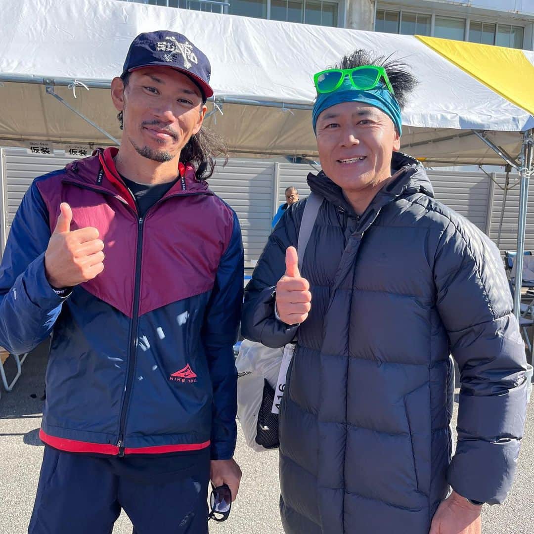 伊地健治さんのインスタグラム写真 - (伊地健治Instagram)「ジュビロ磐田メモリアルマラソン(ハーフ)に参加してきました‼️  1カ月後のフルマラソンに向けての練習も兼ねて臨みました😊  目標はキロ4’20”のペースを最後までキープすること！  途中、風が強く、激坂に心折れそうにもなりましたが何とか踏ん張り、結果は自己ベストを1分半ほど更新して1時間30分20秒台‼️ 納得のレースが出来ました😊  給水所の中高生も、園児たちも一所懸命応援してくれて、めっちゃパワー貰いました❣️ありがとう😊  ゼッケン末尾ナンバーのとび賞で、ジュビロ磐田のドゥドゥ選手のサインも目の前で頂きました🩵  大会に関係する皆さま、ありがとうございます😊  知り合いのランナーさんや憧れのランナーさんにもたくさん会えて、幸せな１日でした❣️  pic7は今年アジア・オセアニア選手権100kmで優勝した憧れのランナー、曽宮道さん（島田市）です❣️  #ジュビロ磐田メモリアルマラソン  #サブ3への道  #目指せサブ3」11月21日 12時16分 - kenji_ichi_satv