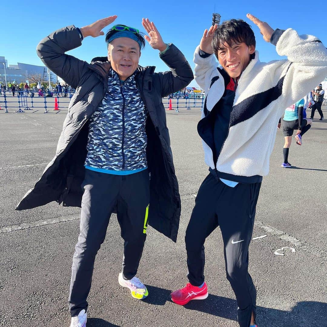 伊地健治さんのインスタグラム写真 - (伊地健治Instagram)「ジュビロ磐田メモリアルマラソン(ハーフ)に参加してきました‼️  1カ月後のフルマラソンに向けての練習も兼ねて臨みました😊  目標はキロ4’20”のペースを最後までキープすること！  途中、風が強く、激坂に心折れそうにもなりましたが何とか踏ん張り、結果は自己ベストを1分半ほど更新して1時間30分20秒台‼️ 納得のレースが出来ました😊  給水所の中高生も、園児たちも一所懸命応援してくれて、めっちゃパワー貰いました❣️ありがとう😊  ゼッケン末尾ナンバーのとび賞で、ジュビロ磐田のドゥドゥ選手のサインも目の前で頂きました🩵  大会に関係する皆さま、ありがとうございます😊  知り合いのランナーさんや憧れのランナーさんにもたくさん会えて、幸せな１日でした❣️  pic7は今年アジア・オセアニア選手権100kmで優勝した憧れのランナー、曽宮道さん（島田市）です❣️  #ジュビロ磐田メモリアルマラソン  #サブ3への道  #目指せサブ3」11月21日 12時16分 - kenji_ichi_satv