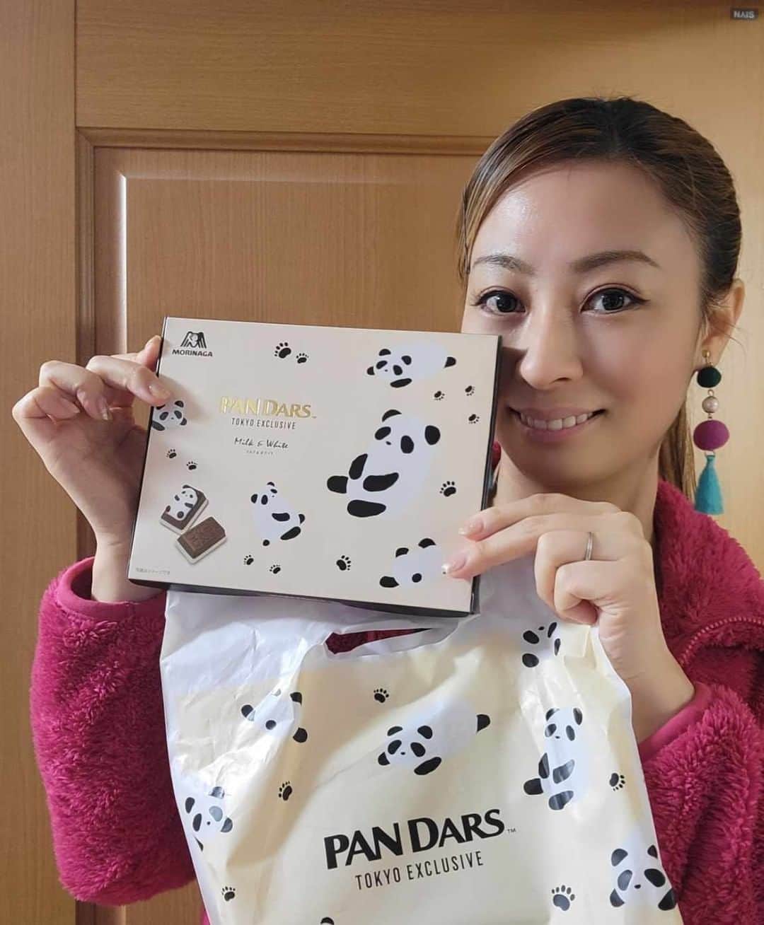 小野友葵子さんのインスタグラム写真 - (小野友葵子Instagram)「【PANDARS】  PANDARS（パンダース）をいただきました。  袋も箱も可愛い～～！！💕 中はもっと可愛かった～～！！💕💕  食べるのがもったいないです～！🥰✨  ｡.｡:+* ﾟ ゜ﾟ *+:｡.｡:+* ﾟ ゜ﾟ *+:｡.｡ 📻2023/12/2（土） 動画配信型ラジオレギュラー冠番組 『小野友葵子のBella Serata‼』 第1、第3土曜日 21：00～21：50生放送中 https://ameblo.jp/onoyukiko/entry-12829263877.html  🎵2023/12/12（火）15:00 酵素クレープ専門店クレープアリサ東京  🎵2023/12/24（日）13:00 たいこ茶屋 https://ameblo.jp/onoyukiko/entry-12829073861.html  🎵2024/1/14（日）12:00 六本木ヒルズクラブ https://ameblo.jp/onoyukiko/entry-12828877461.html  💿小野友葵子コラボ参加CD発売中！ https://ameblo.jp/onoyukiko/entry-12800332342.html  🎼小野友葵子プロデュース若手オペラ歌手グループ『I  BOCCIOLI』メンバー募集中！ https://ameblo.jp/onoyukiko/entry-12800609513.html ｡.｡:+* ﾟ ゜ﾟ *+:｡.｡:+* ﾟ ゜ﾟ *+:｡.｡ 🌹HP https://www.onoyukiko.com/ 🌹ブログ http://ameblo.jp/onoyukiko 🌹Instagram（yukikoonosoprano） https://www.instagram.com/yukikoonosoprano/ 🌹Twitter https://twitter.com/yukiko_ono 🌹YouTube（YukikoOno小野友葵子） https://www.youtube.com/user/VitaRoseaYukikoOno 🌹小野友葵子のコンサートってどんな感じ？ https://youtu.be/bWges5LlLnw ｡.｡:+* ﾟ ゜ﾟ *+:｡.｡:+* ﾟ ゜ﾟ *+:｡.｡  #PANDARS #パンダース #パンダ #森永製菓 #パンダチョコ #DARS #ダース #ダースの日 #ソプラノ歌手 #オペラ歌手 #オペラ #錦戸部屋女将 #バラ好き #パンダ好き #ミラノ #イタリア #ラジオパーソナリティー #プロデューサー #若手アーティスト支援 #デビュー15周年」11月21日 12時16分 - yukikoonosoprano
